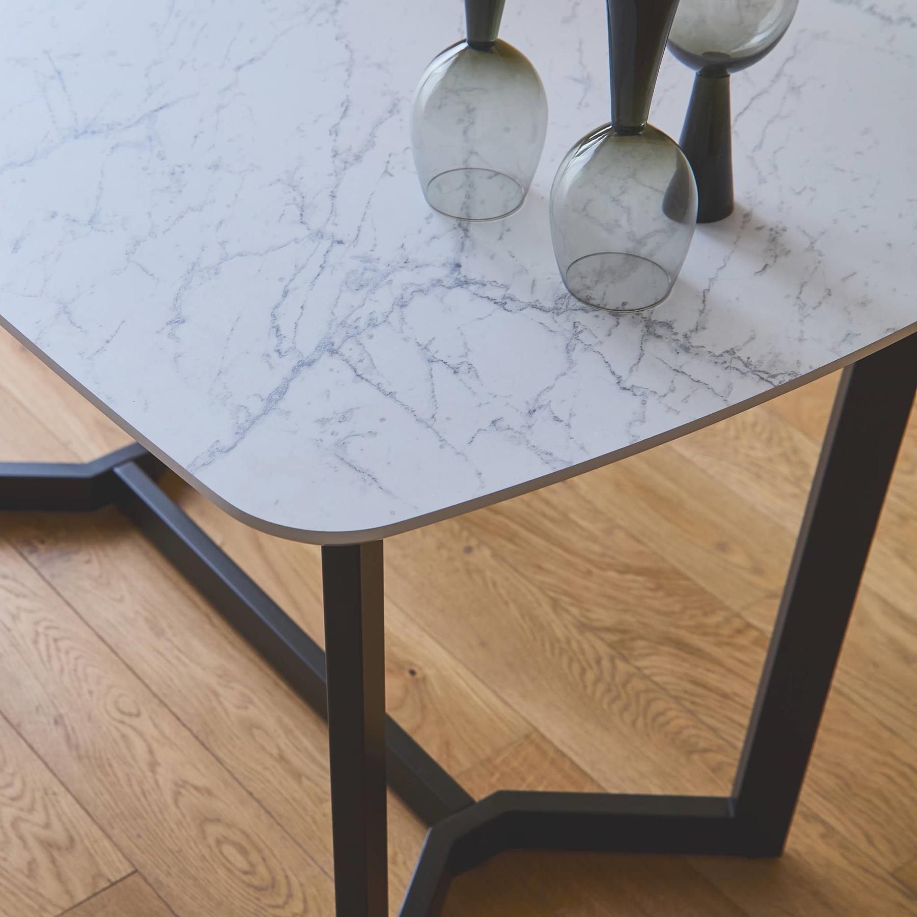 sweeek - Eettafel met marmereffect, metalen poten, 4 tot 6 zitplaatsen