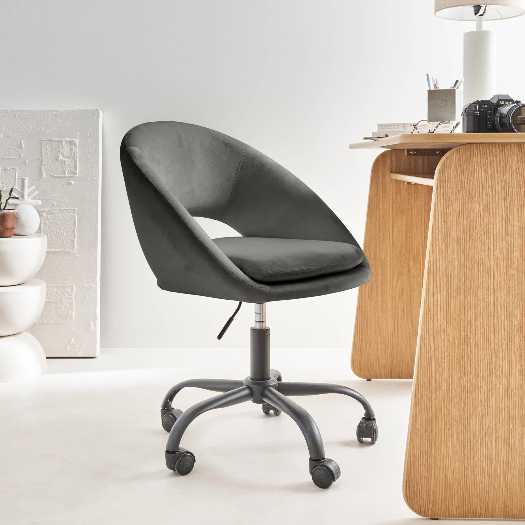 sweeek - Bureaustoel met velours bekleding en metalen wielen