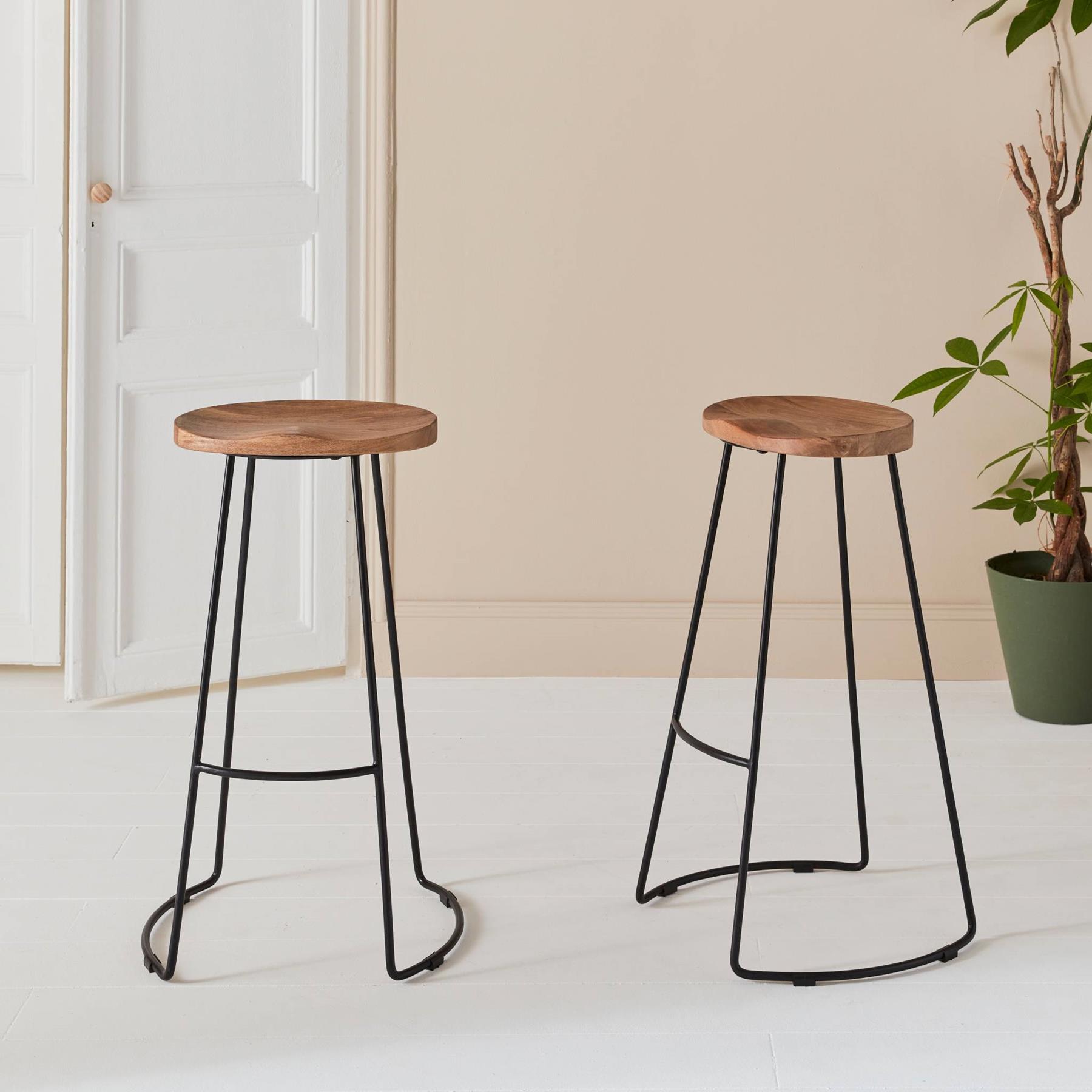 sweeek - Mangohout en stalen barkruk, voetsteun, 75cm (set van 2)