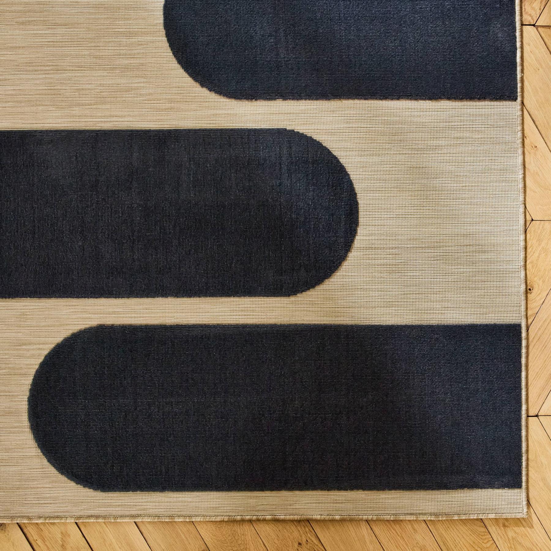 sweeek - Beige interieur|exterieur tapijt met zwart geometrisch