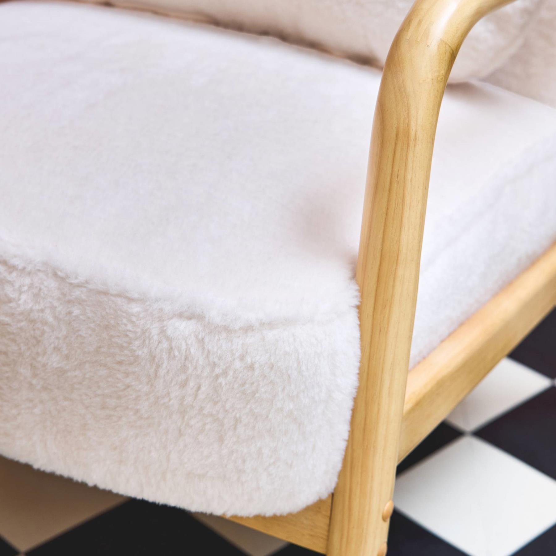 sweeek - Scandinavische ronde fauteuil in heveahout en stof met