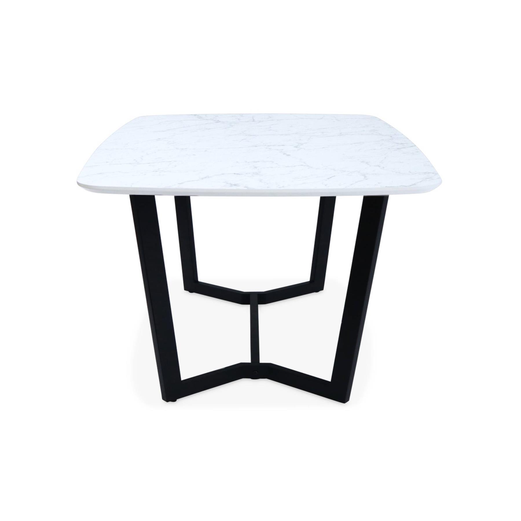 sweeek - Eettafel met marmereffect, metalen poten, 4 tot 6 zitplaatsen