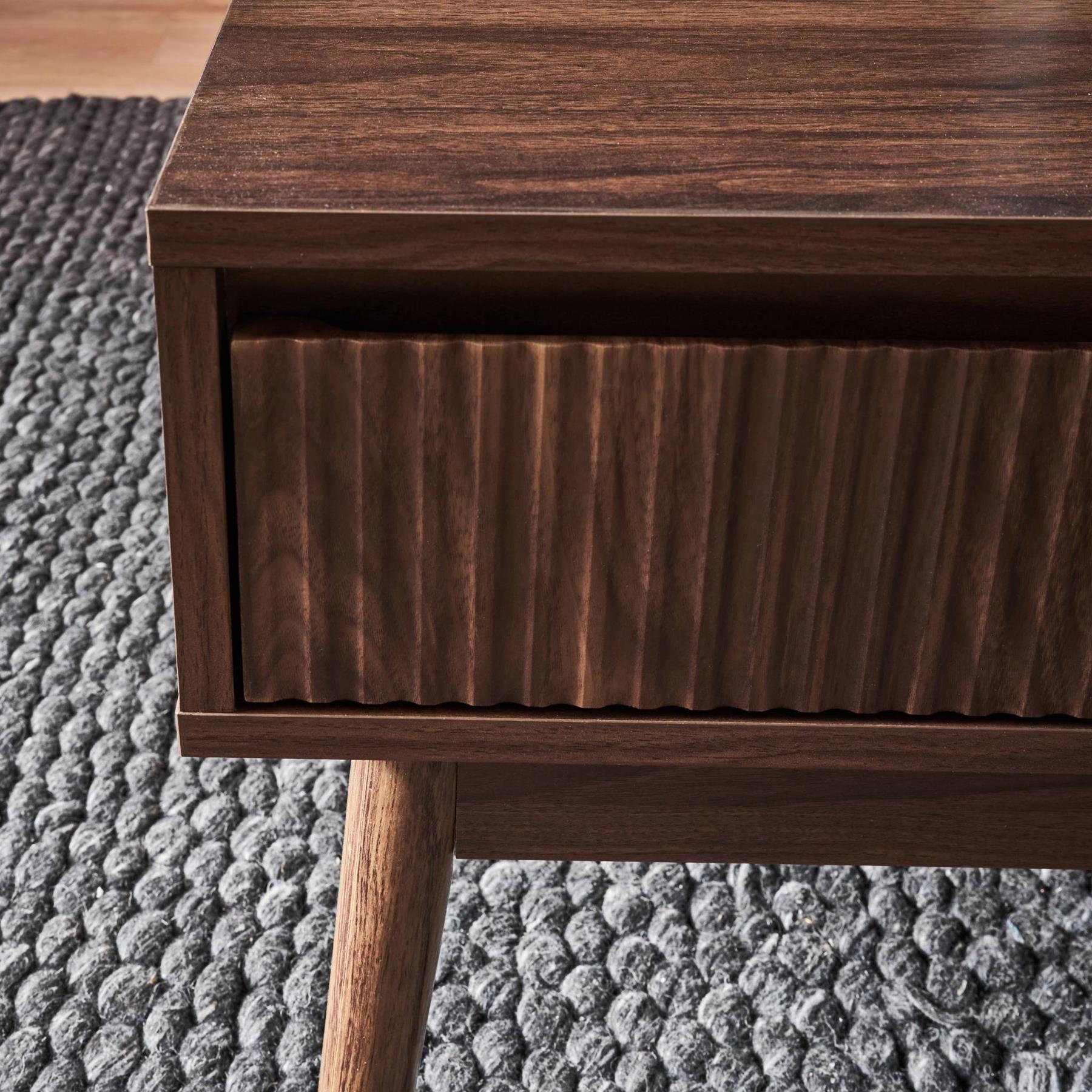 sweeek - Salontafel in walnootkleurig hout, linear, L 110 x B 59 x H