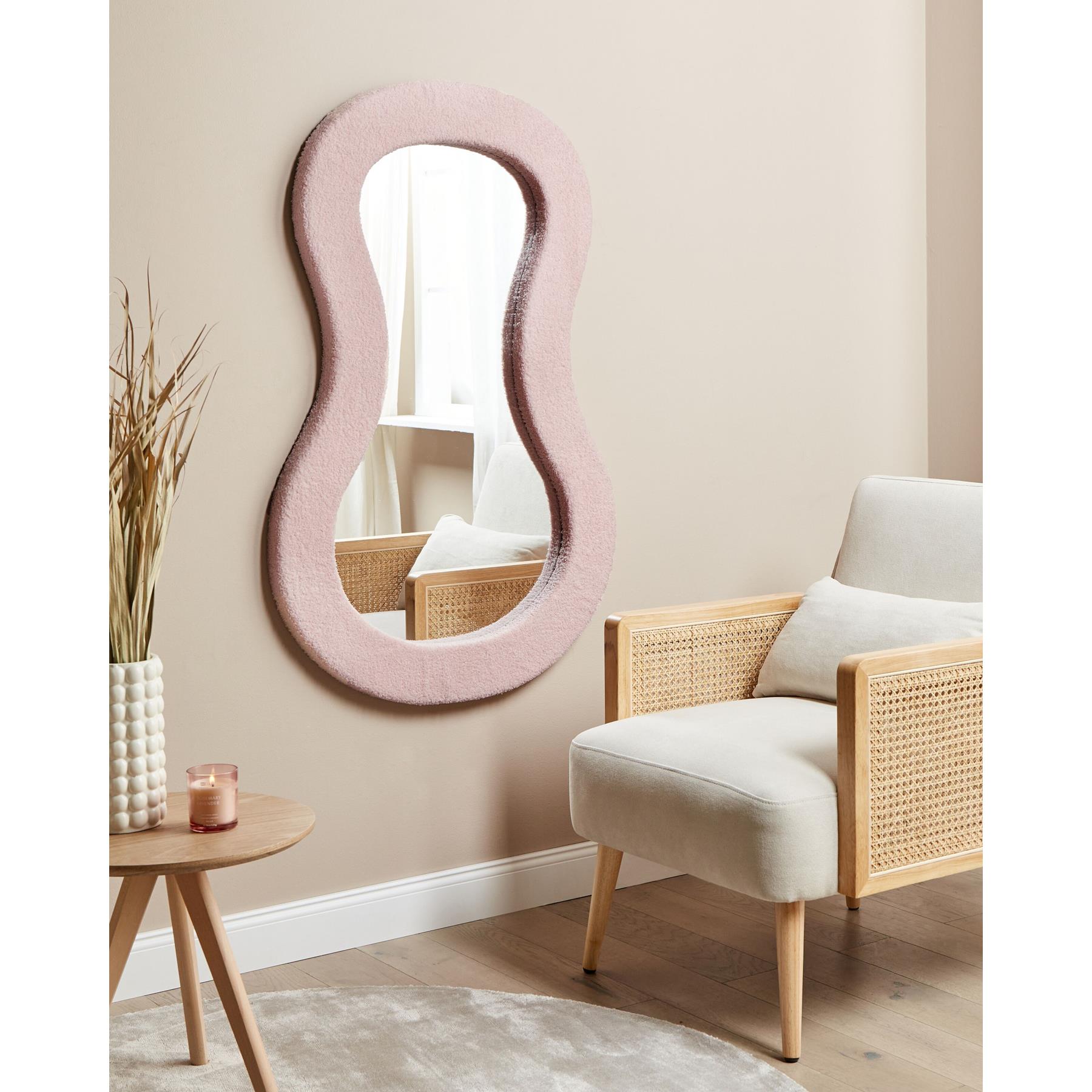 Beliani - PLANCHEZ - Wandspiegel - Roze - 70 x 112 cm - Bouclé