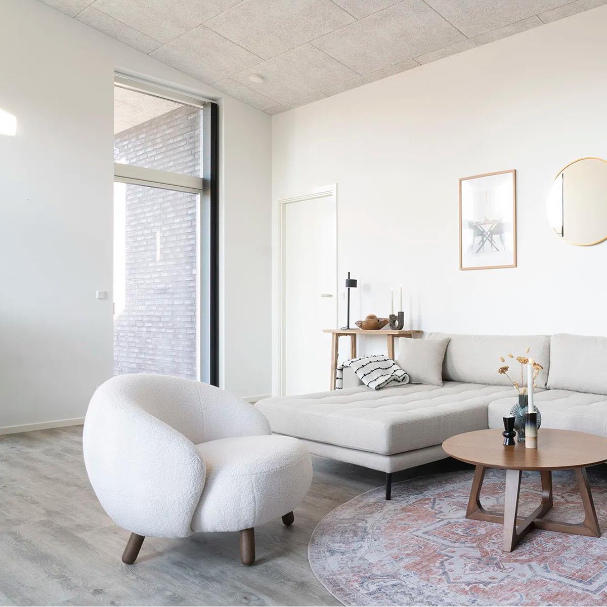 Artichok Mona ronde fauteuil met walnoot poten - teddystof wit