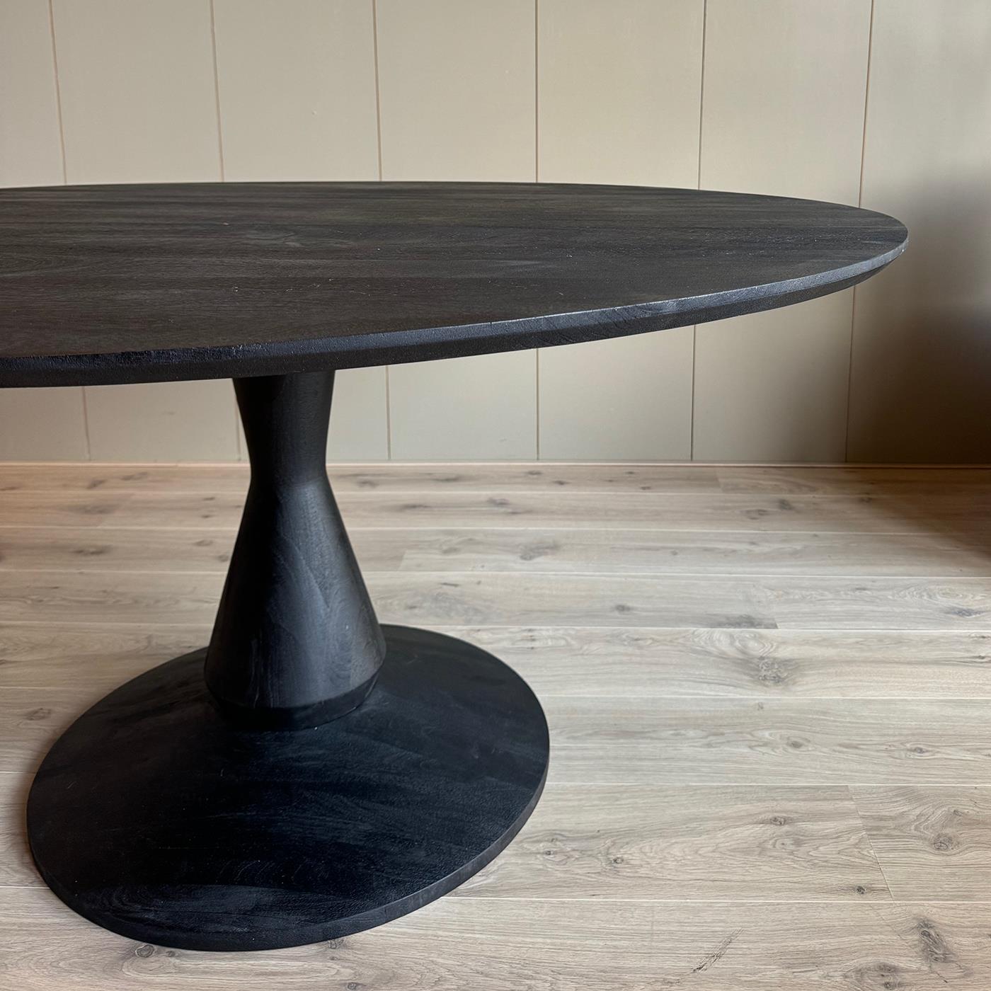 Old Inn - Eetkamertafel Mango zwart rond 150cm met houten poot
