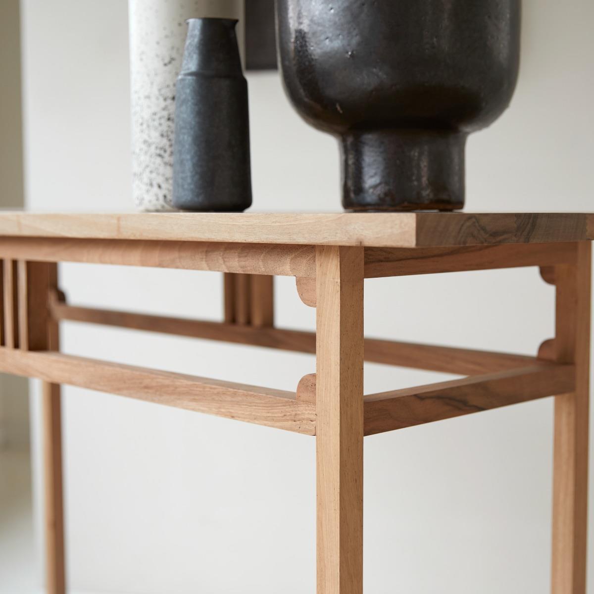 Tikamoon - Clovis - Bijzettafel van massief Frans notenhout