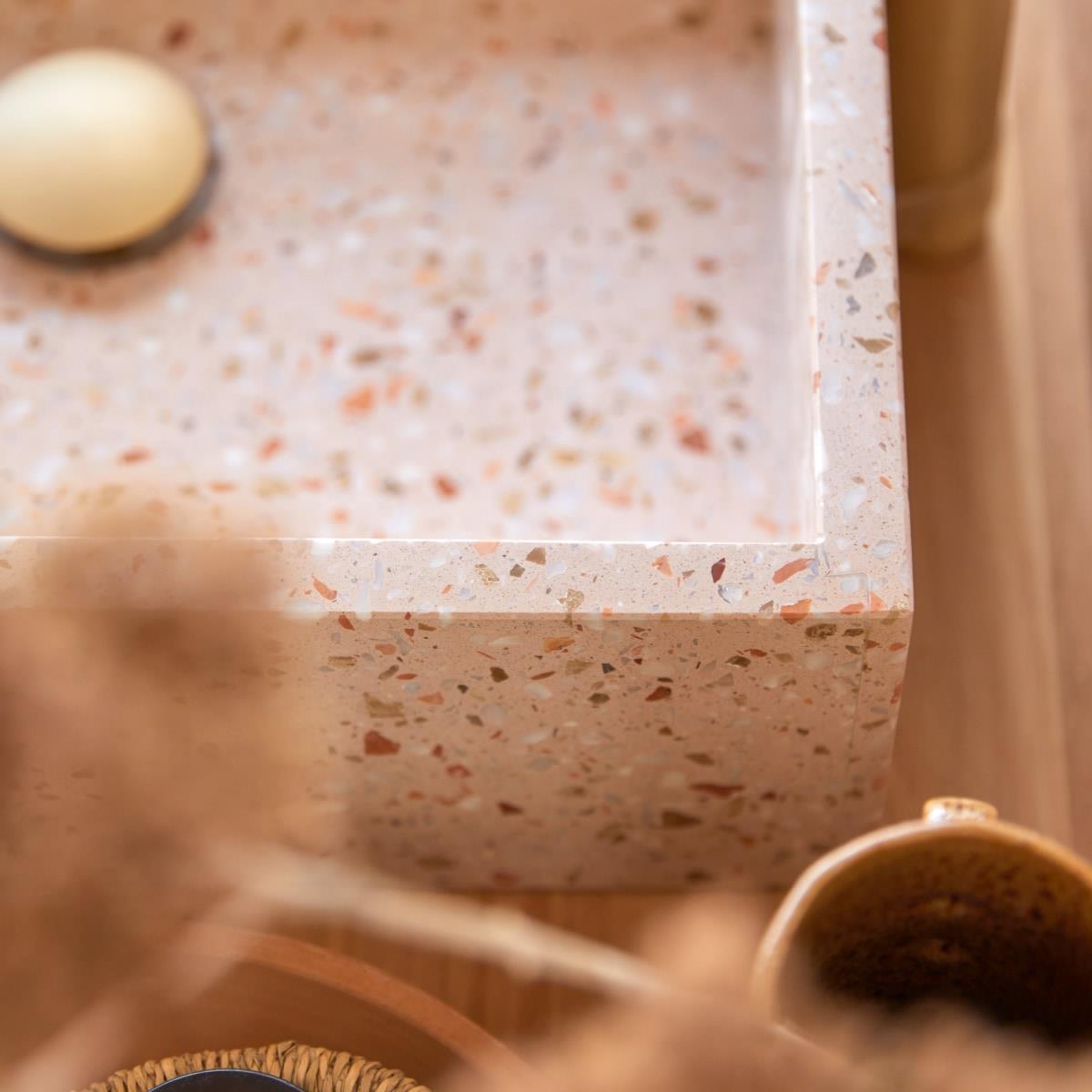 Tikamoon - Made - Vierkante wastafel in roze premium terrazzo