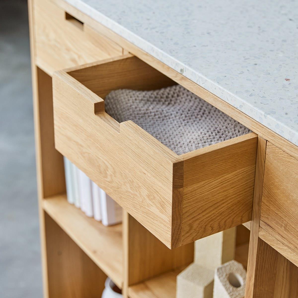 Tikamoon - Miho - Lage boekenkast in eiken en wit premium terrazzo