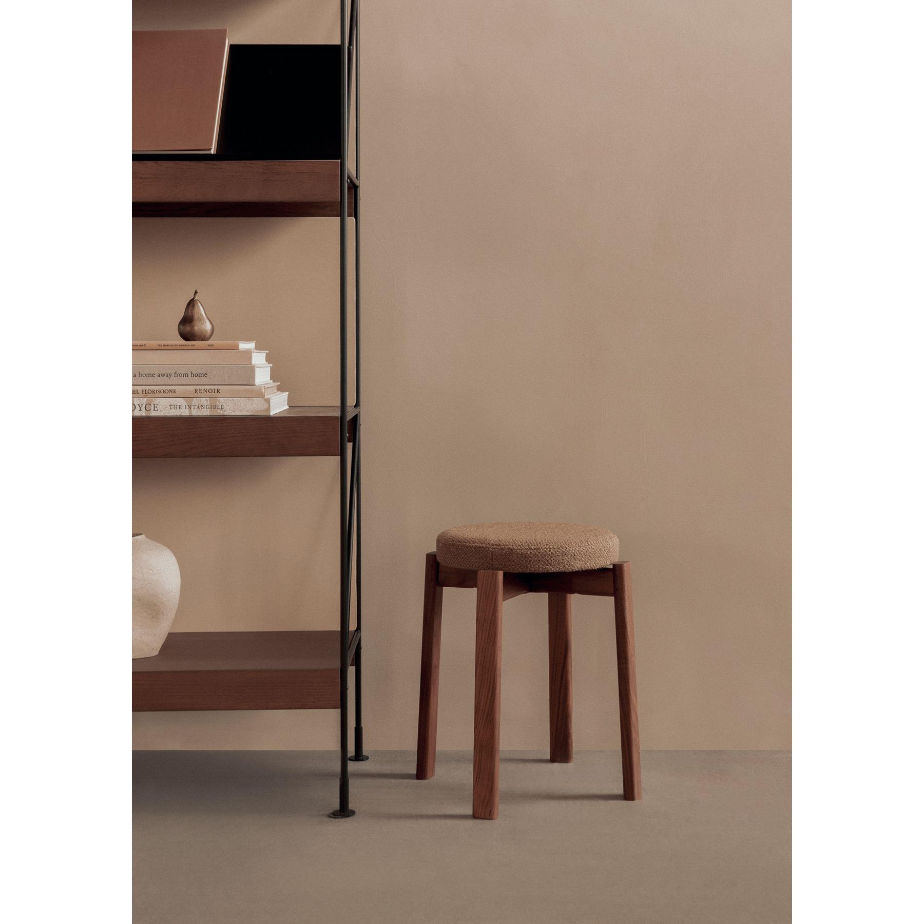Audo Copenhagen Passage kruk H48 walnoot Vidar Burgundy 0693