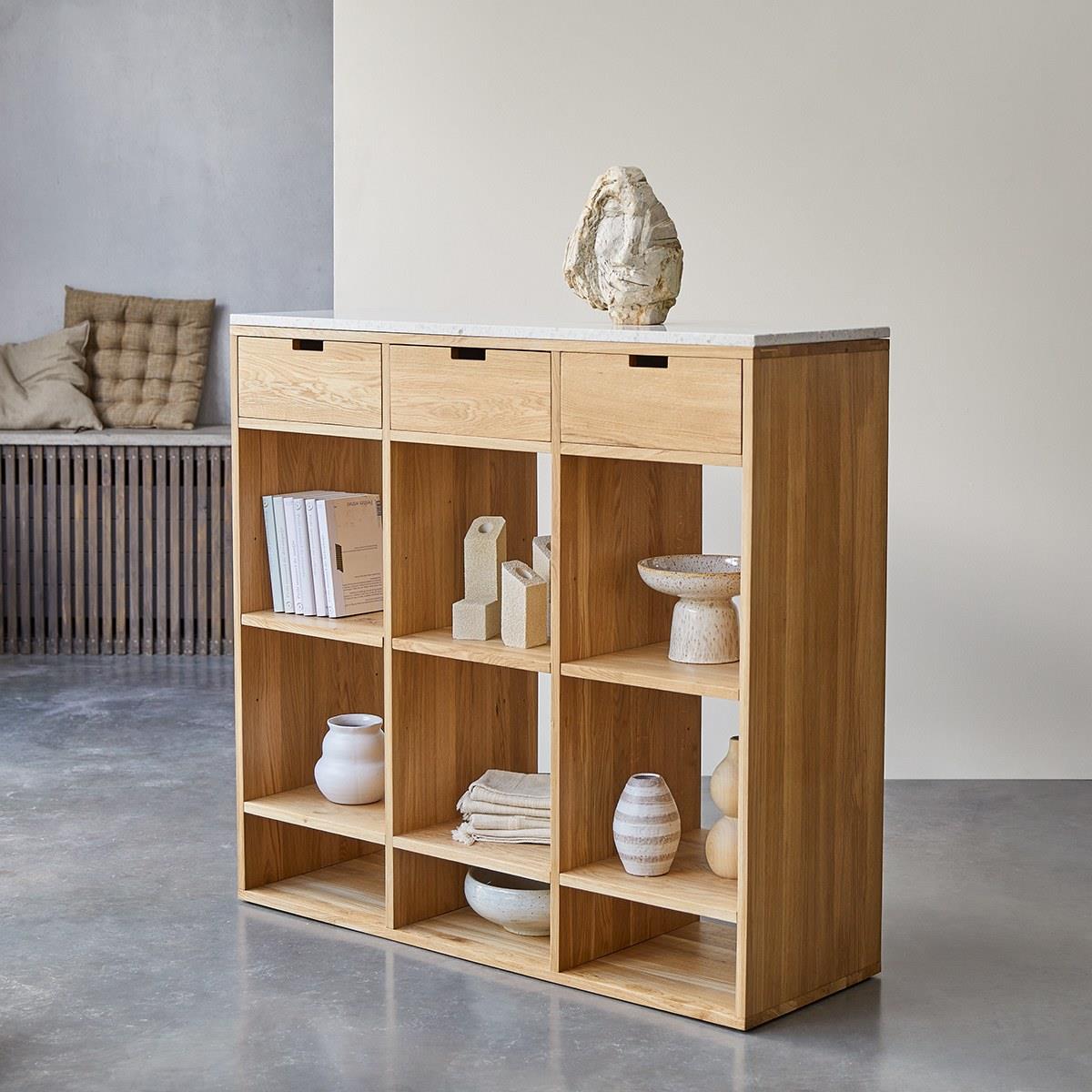 Tikamoon - Miho - Lage boekenkast in eiken en wit premium terrazzo