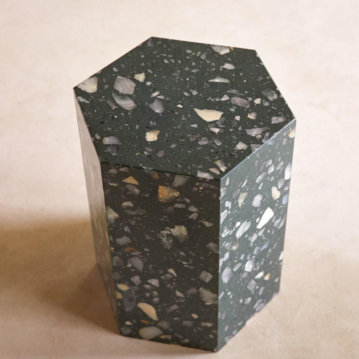 Tikamoon - Zoé-hocker van zwarte premium terrazzo
