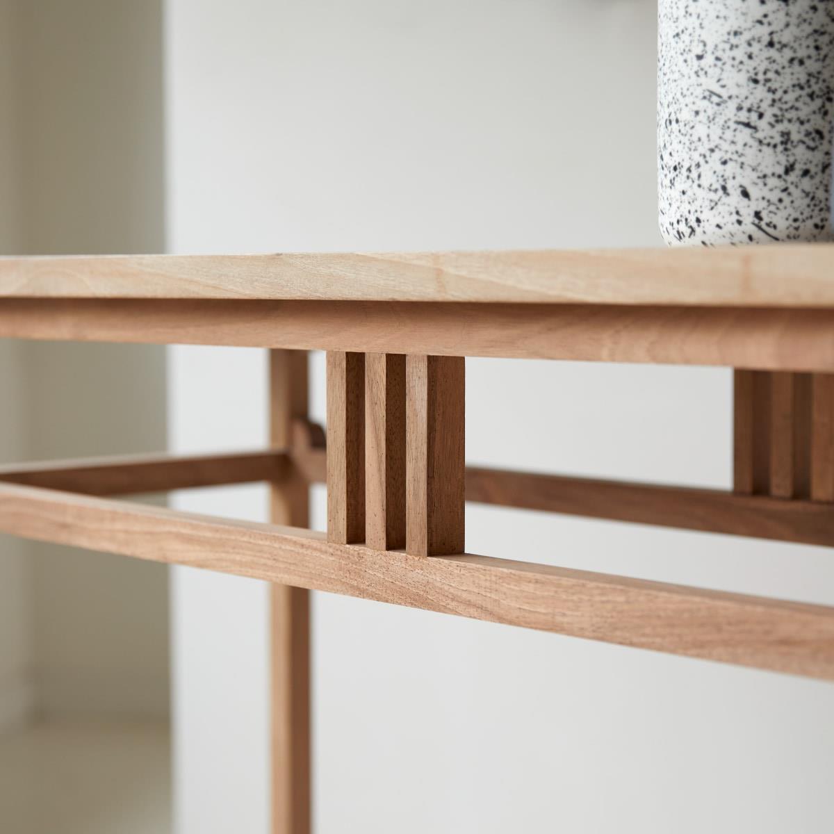 Tikamoon - Clovis - Bijzettafel van massief Frans notenhout