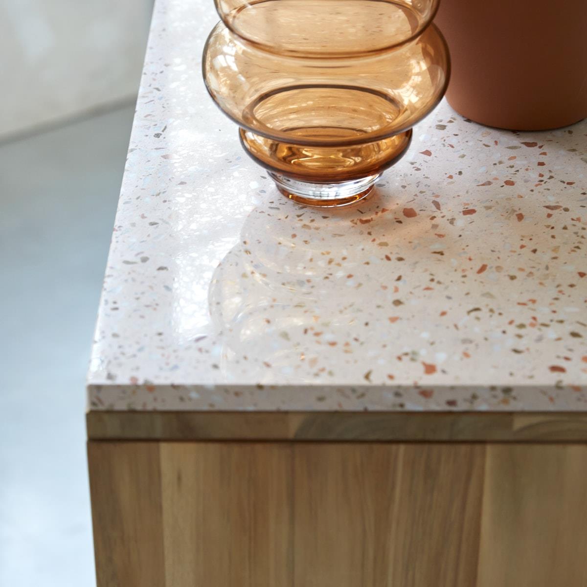 Tikamoon - Miho - Teak en premium terrazzo Pink bijzettafel