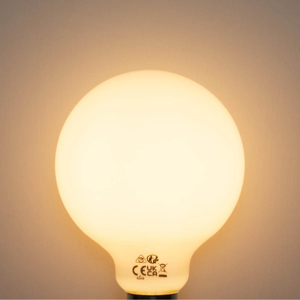 LUEDD E27 dimbare LED lamp opaal G95 5W 450 lm 2200K