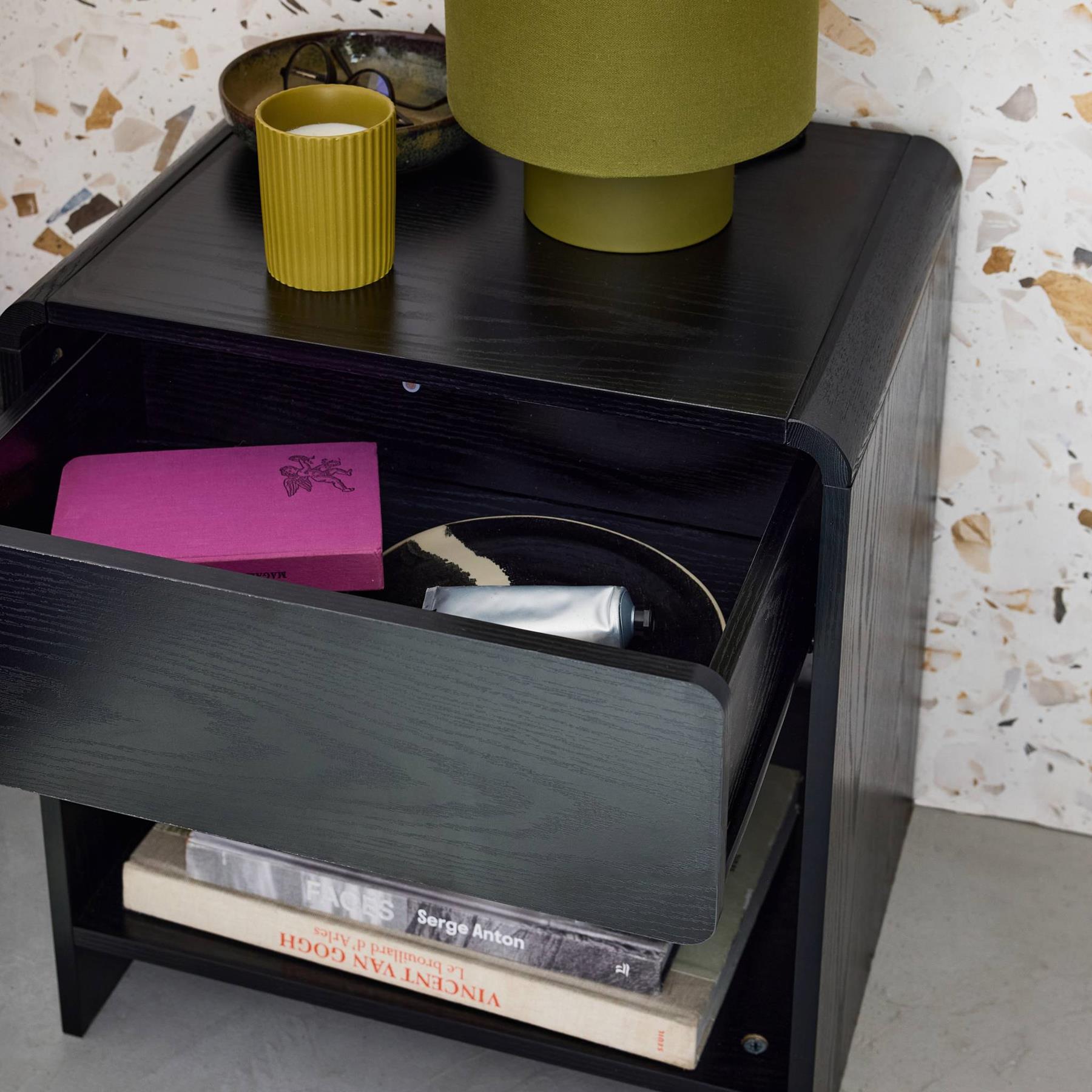 sweeek - Rond nachtkastje in houtdecor, 1 lade en 1 plank