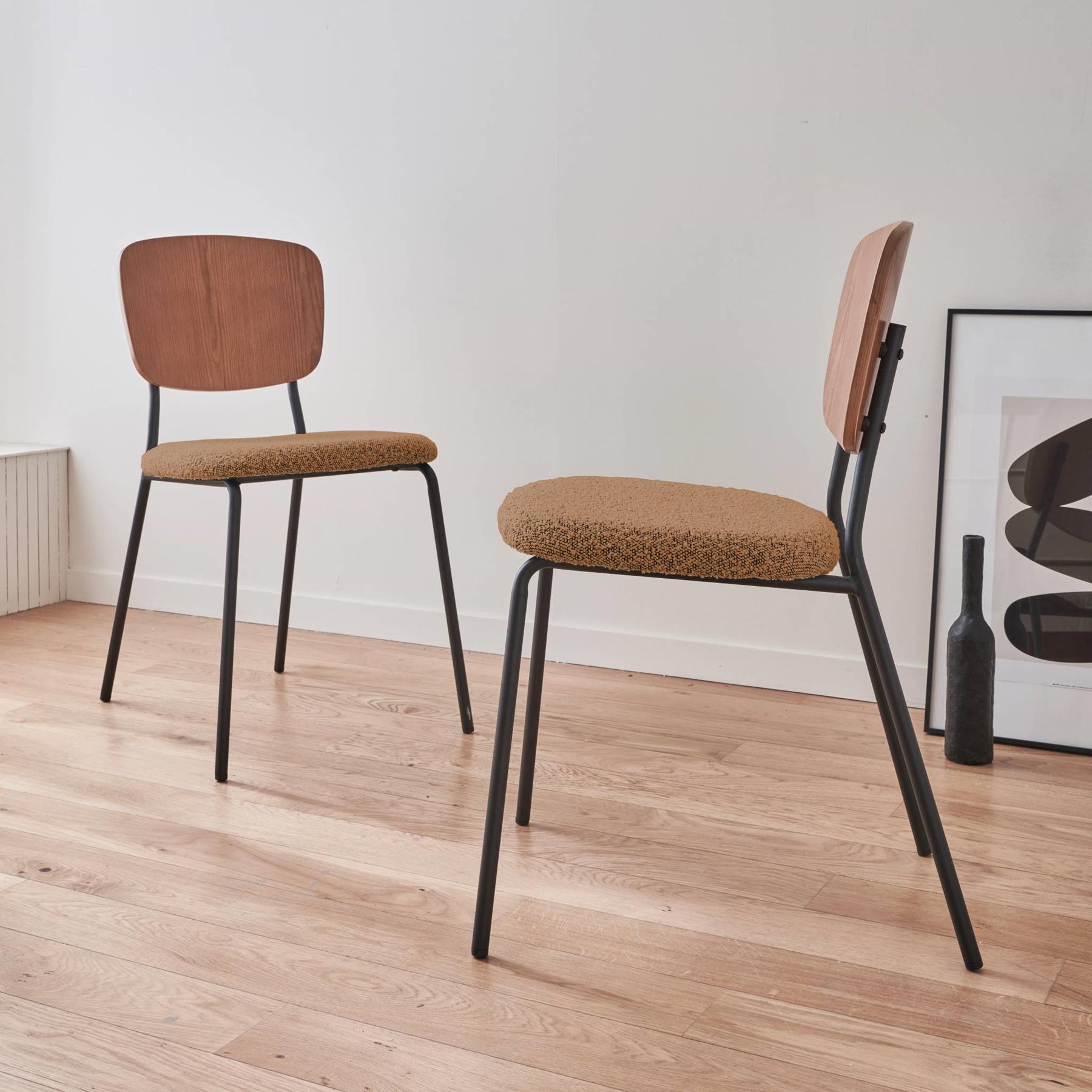 sweeek - Bouclé zitting en houten rugleuning stoel, set van 2
