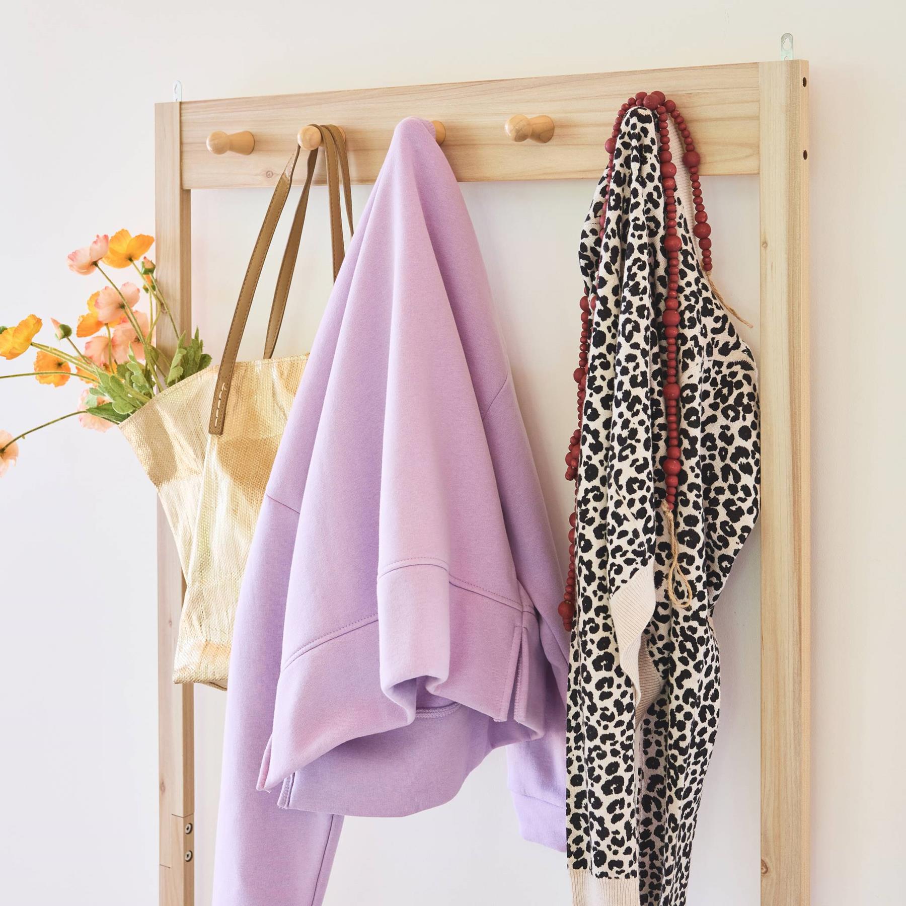 sweeek - Halmeubel, rotan en houtdecor, kapstok met plank