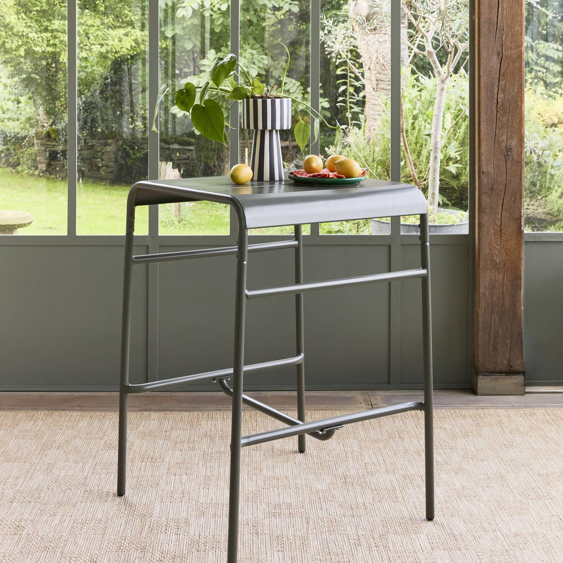 sweeek - 2-zits metalen tuintafel H 95cm