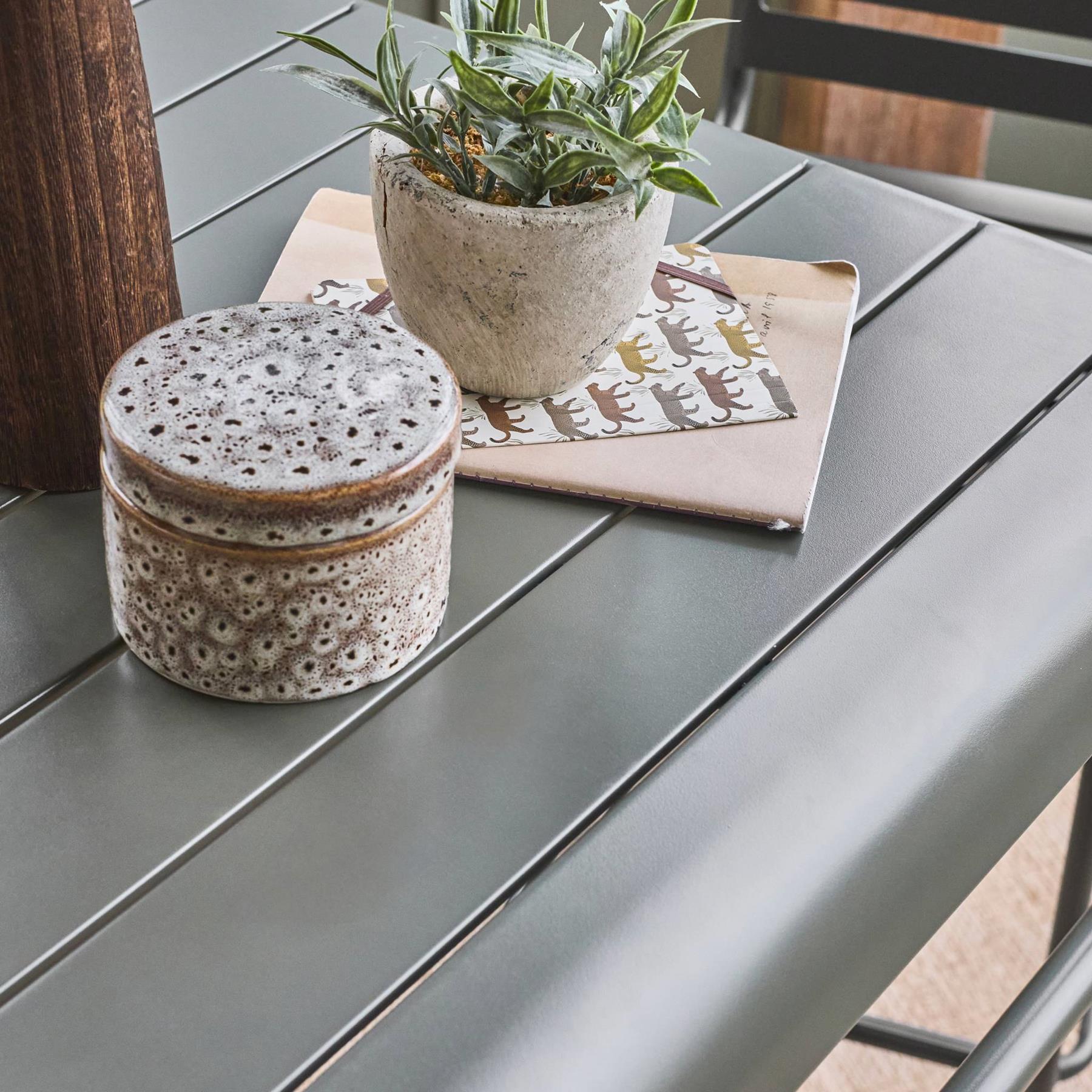 sweeek - 2-zits metalen tuintafel H 95cm