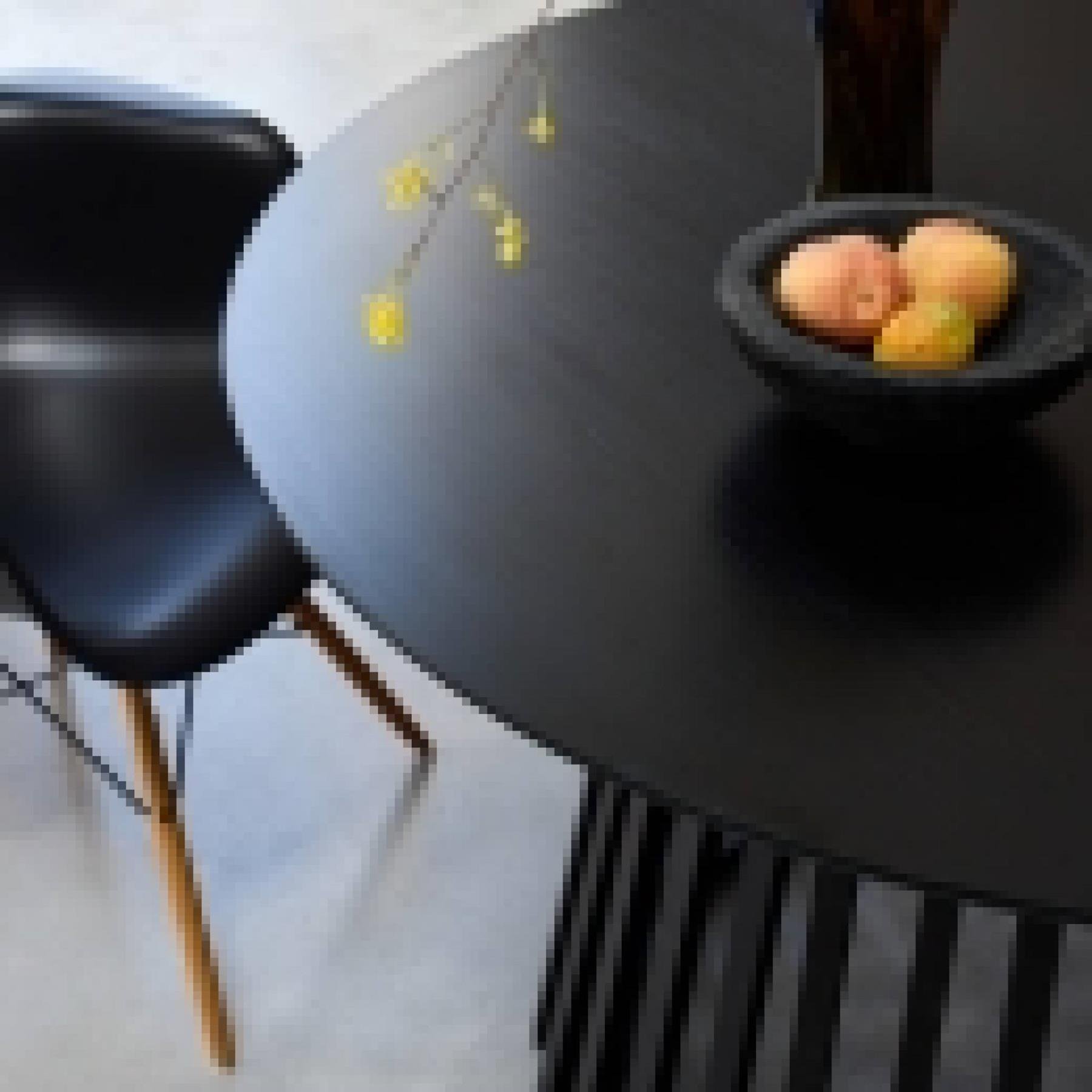 sweeek - Eettafel met houteffect, sparrenhouten poten, 4 zitplaatsen