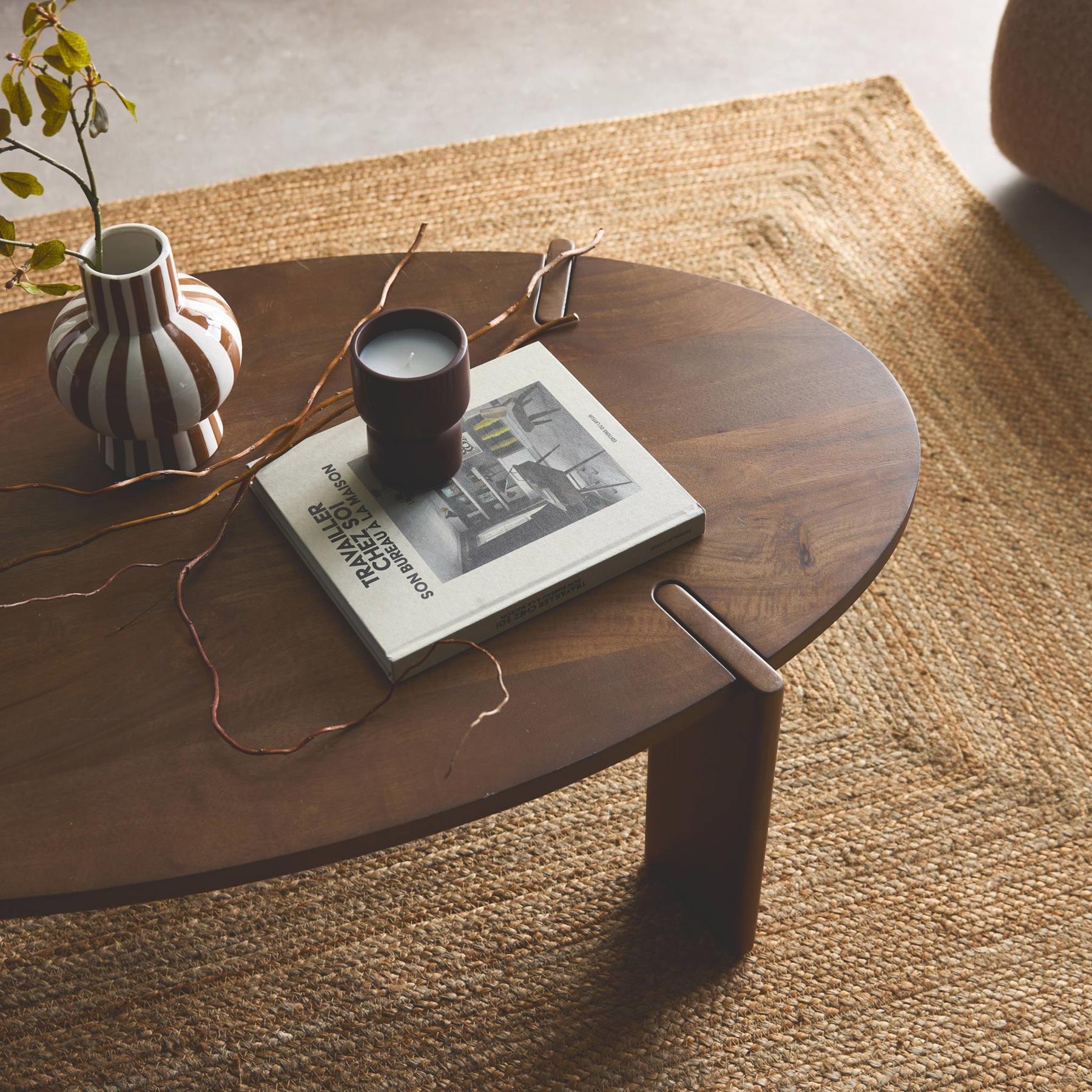 sweeek - Ovale salontafel in massief mangohout 120cm