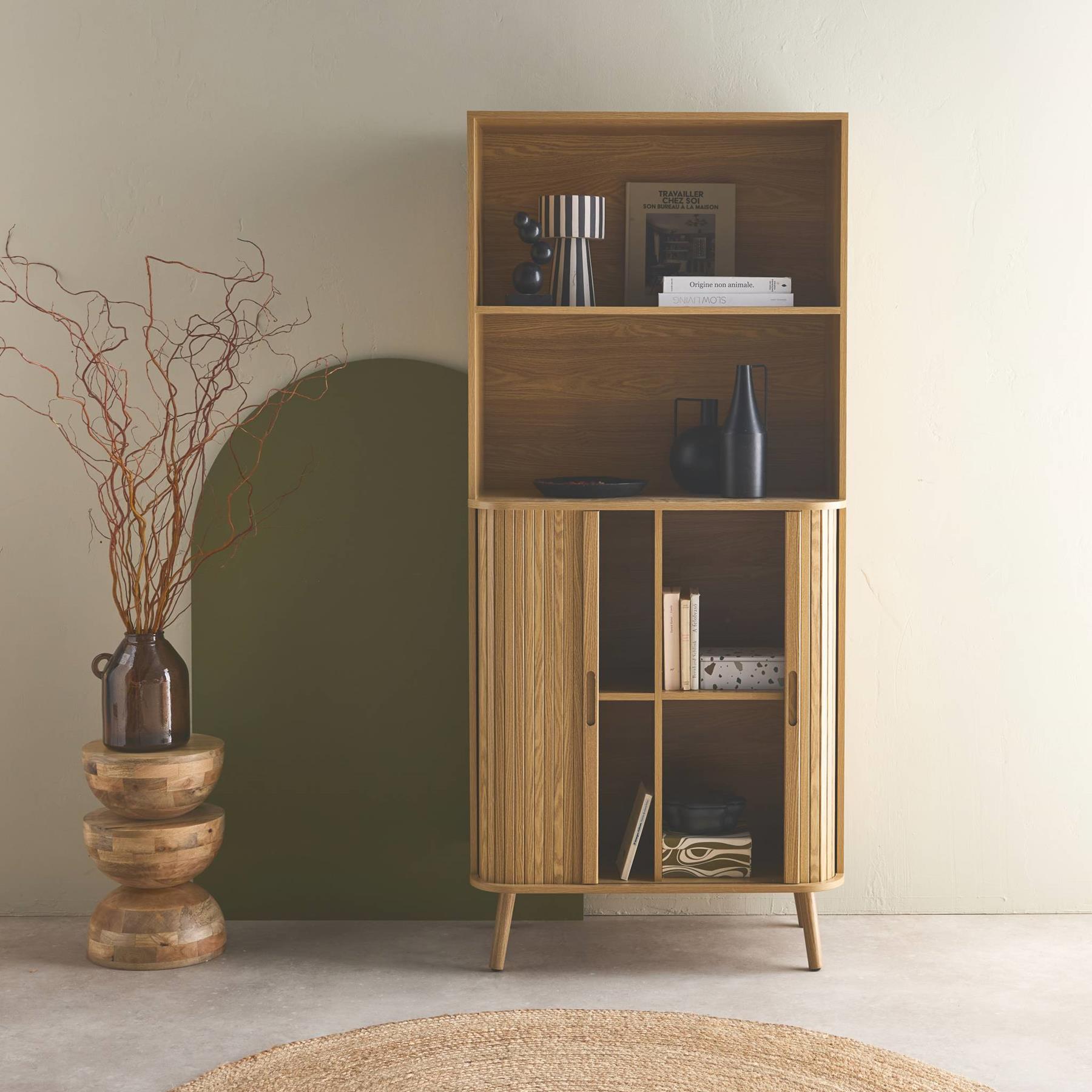 sweeek - Boekenkast, 2 schuifdeuren, 4 niveaus, gegroefd houteffect