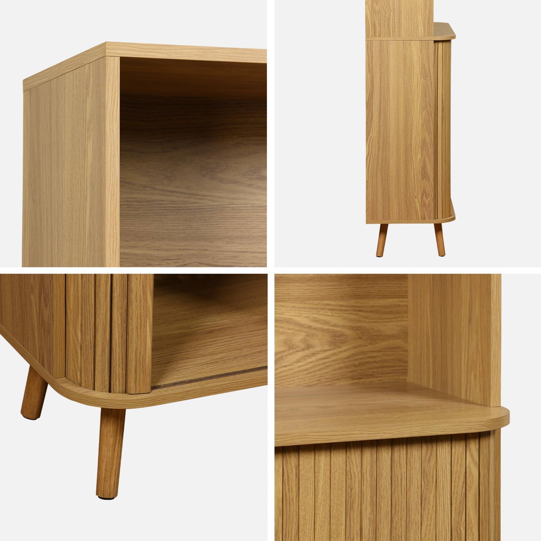 sweeek - Boekenkast, 2 schuifdeuren, 4 niveaus, gegroefd houteffect