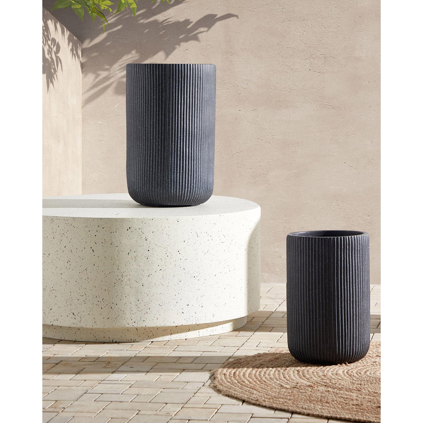 Beliani - EANTIO - Bloempot - 30 x 30 x 49 cm - Zwart - Kleivezels