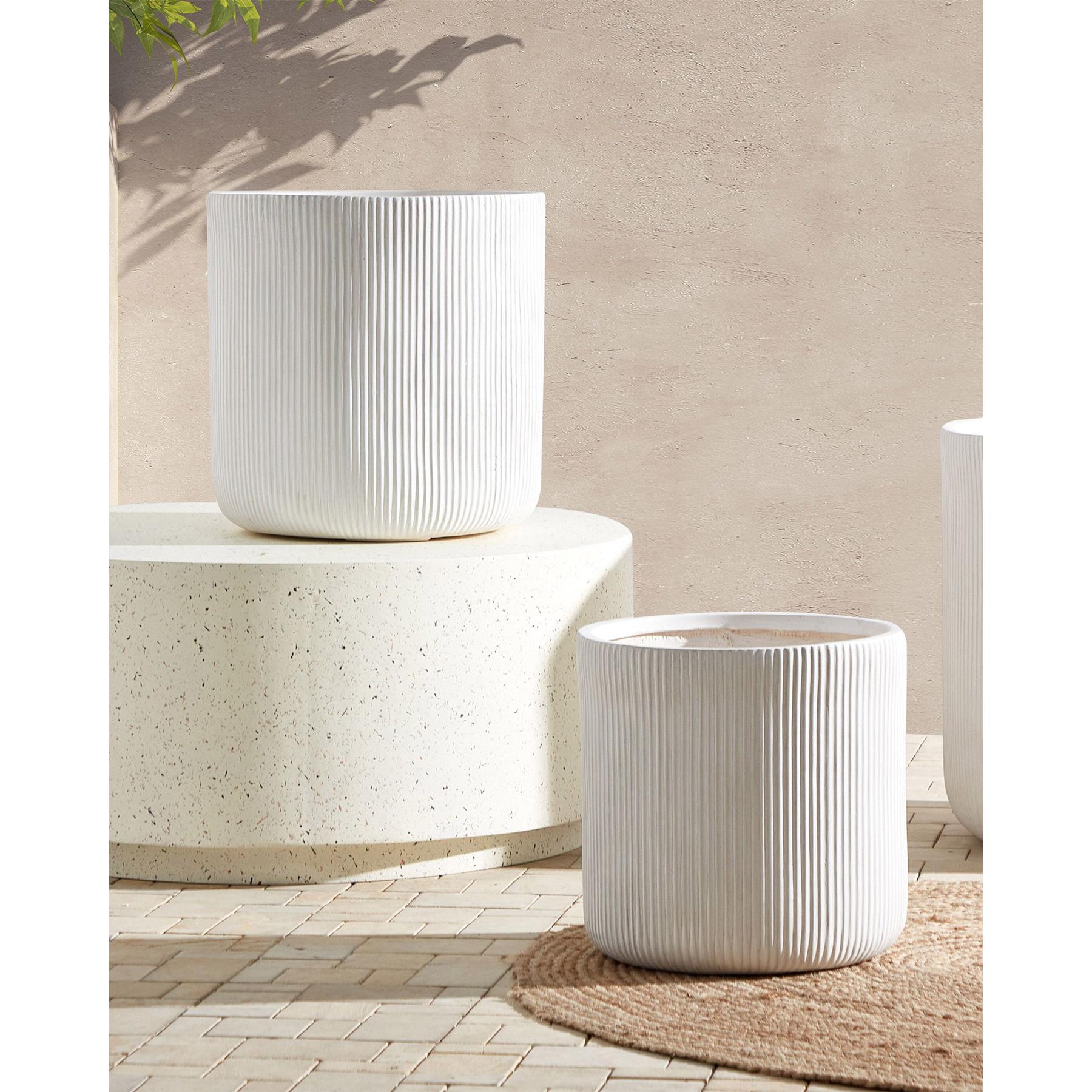 Beliani-OREOI-Bloempot-Gebroken wit-37 x 37 x 37 cm-Kleivezel