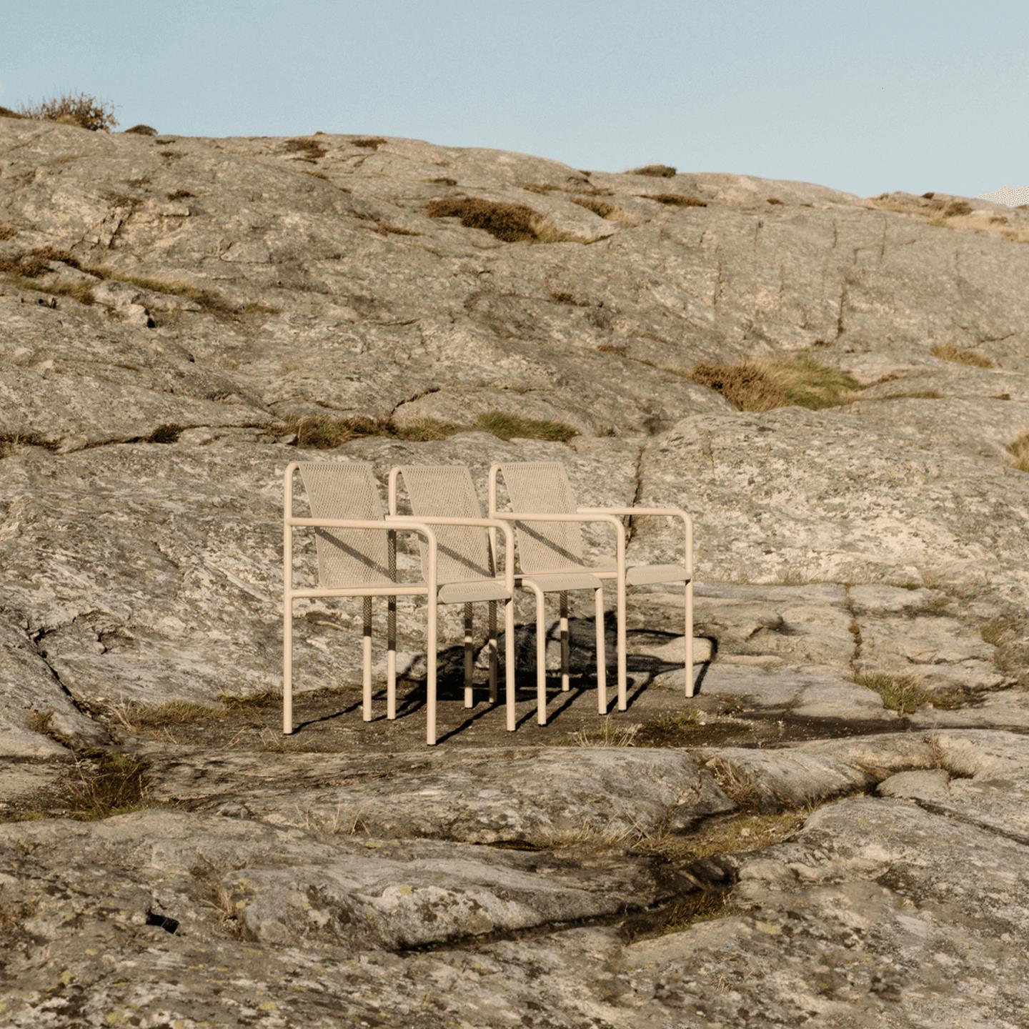 ferm LIVING Dapple Tuinstoel met Armleuning - Cashmere