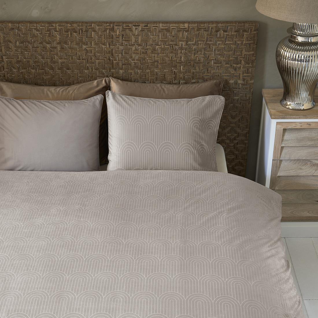 Rivièra Maison - Cecelia Dekbedovertrek in B01 - Beige, van PD0 - Polyester en Velvet, 140x220 cm