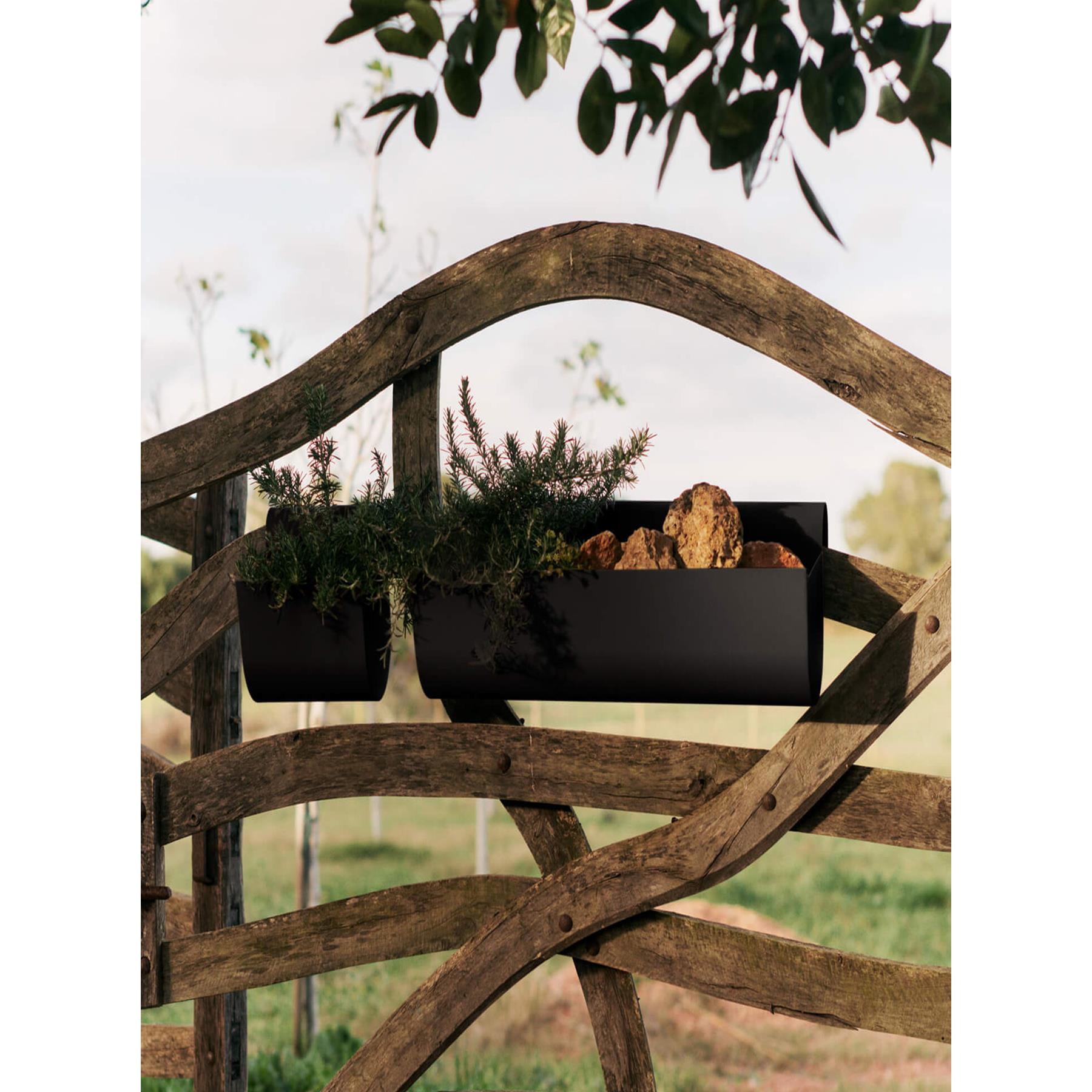ferm LIVING Uma Balkon Plantenbak S - Zwart