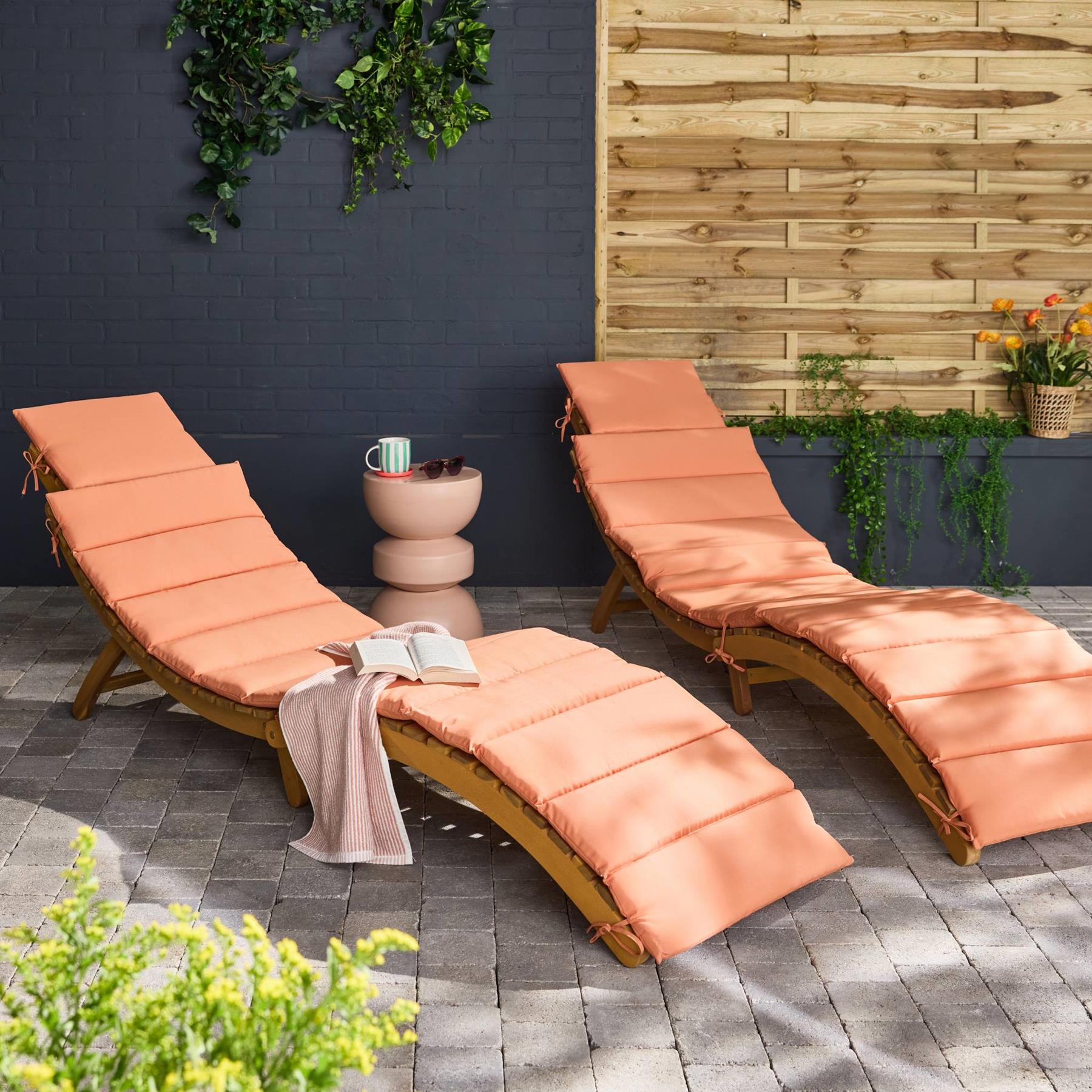 sweeek - Set van 2 acaciahouten ligstoelen