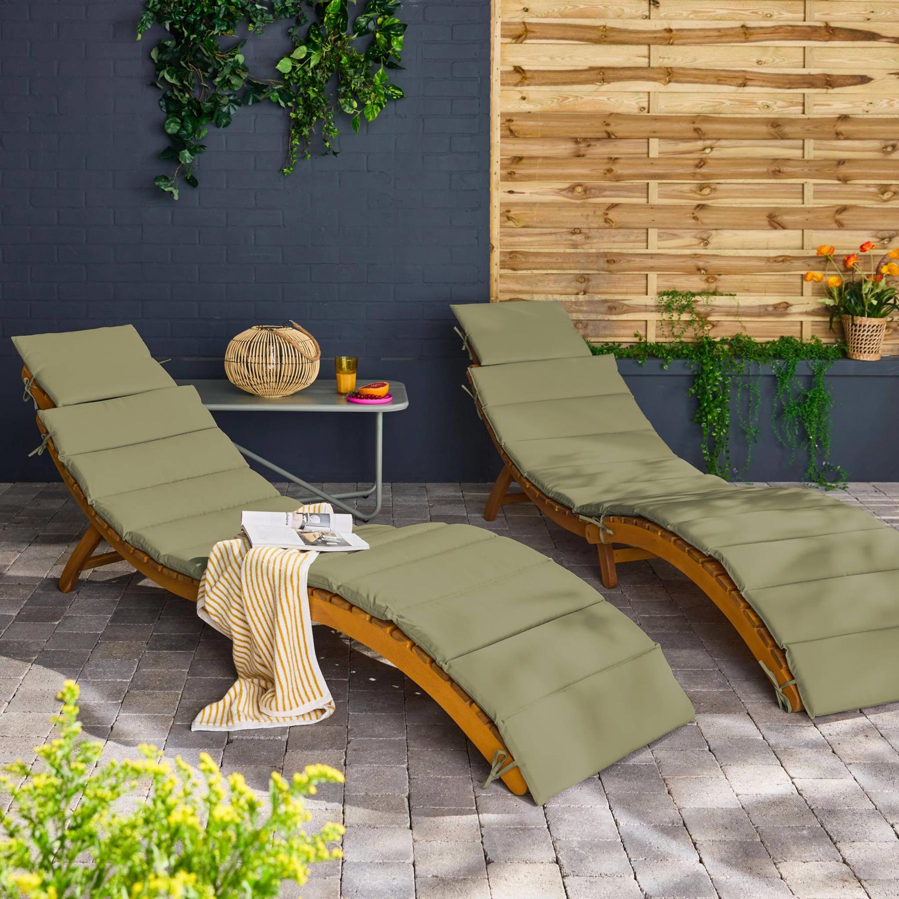 sweeek - Set van 2 acaciahouten ligstoelen