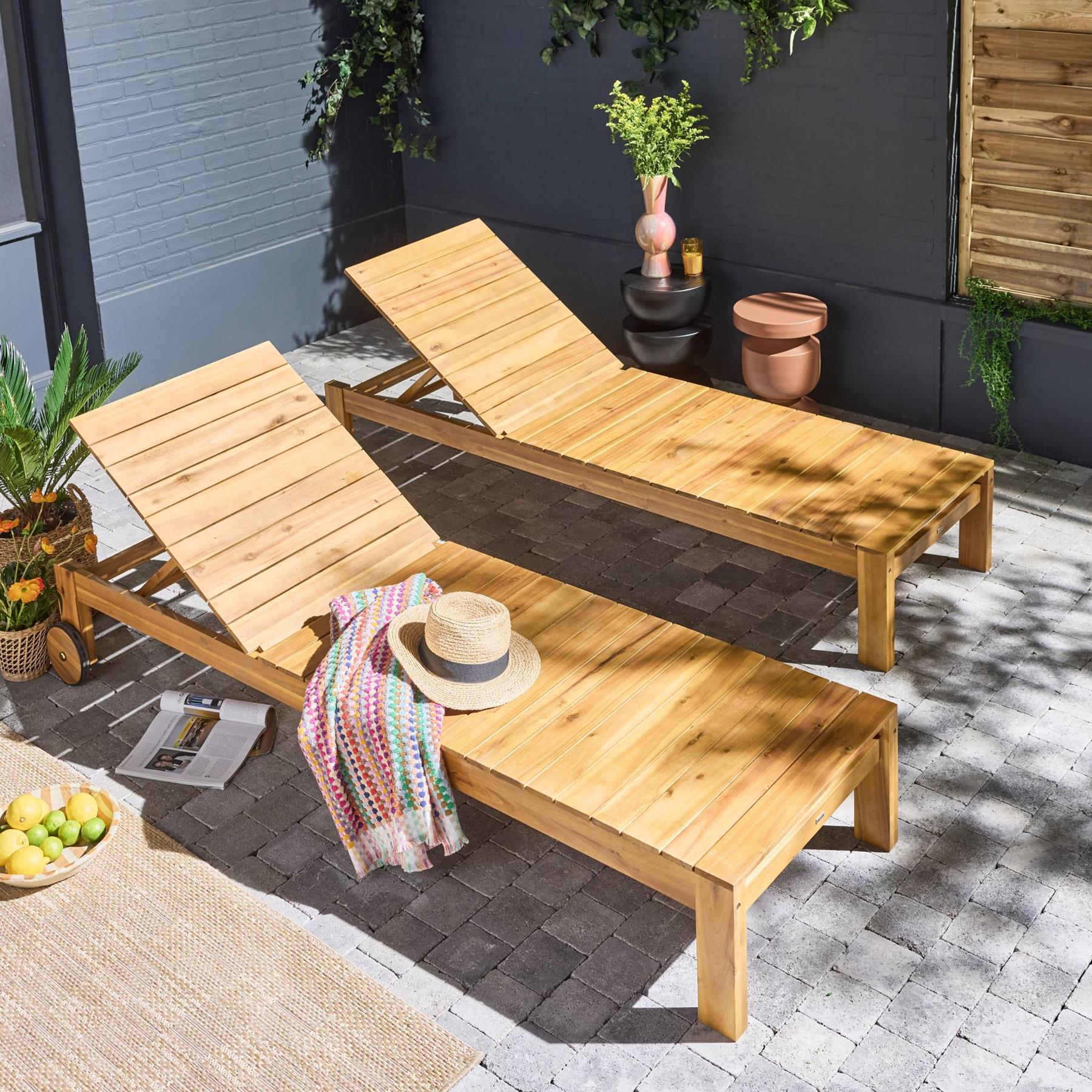 sweeek - Set van 2 acaciahouten ligstoelen met wielen