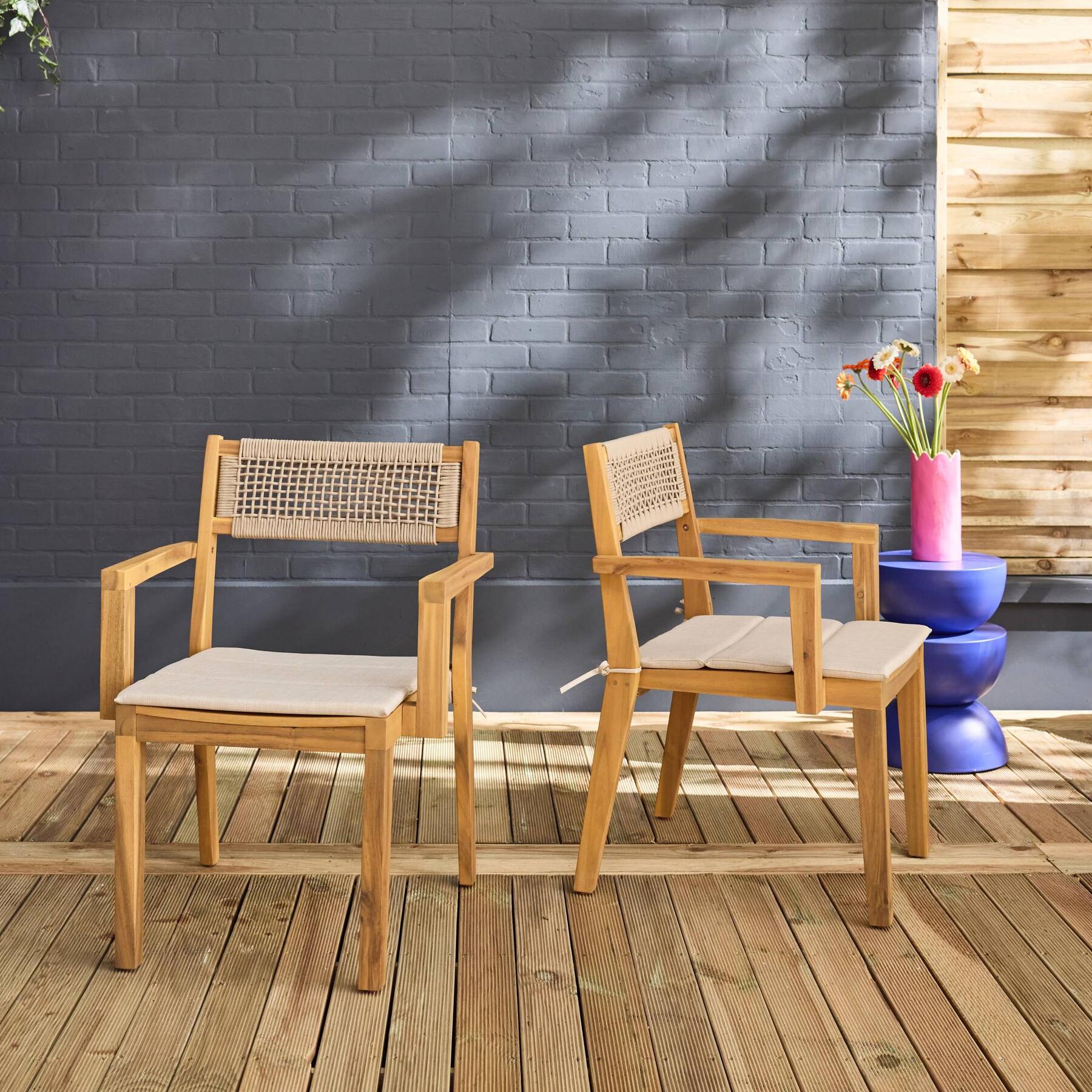 sweeek - Set van 2 acaciahouten tuinstoelen met kussen en touw