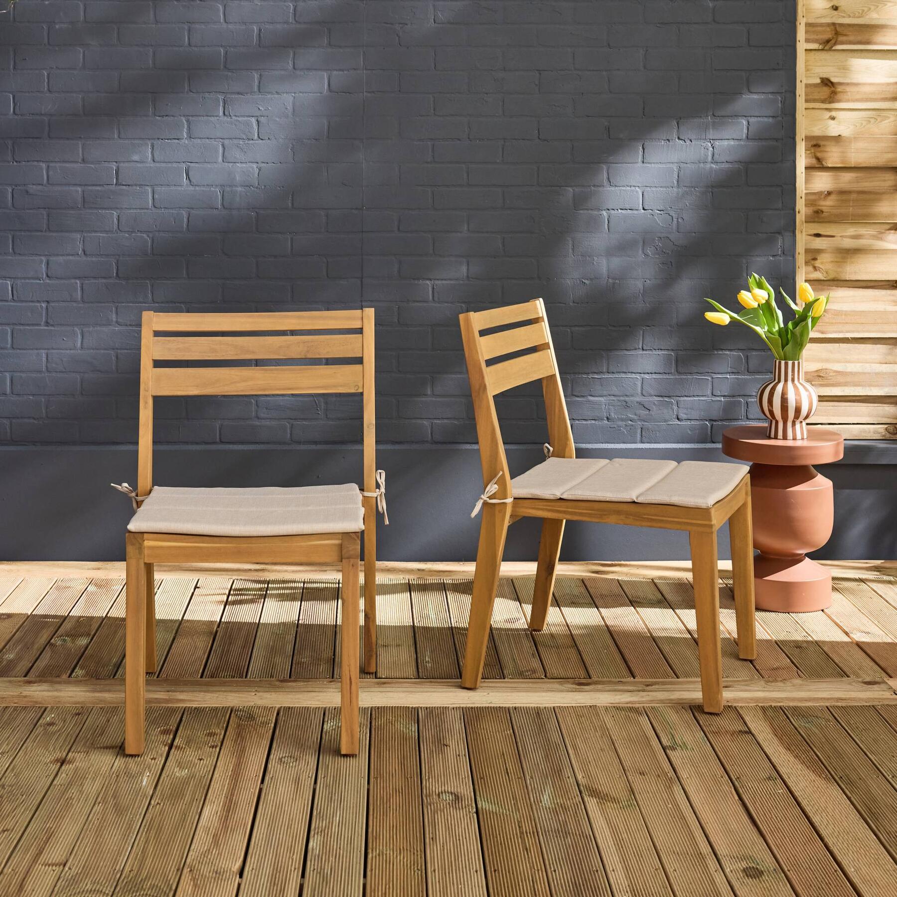 sweeek - Set van 2 acaciahouten tuinstoelen met kussen