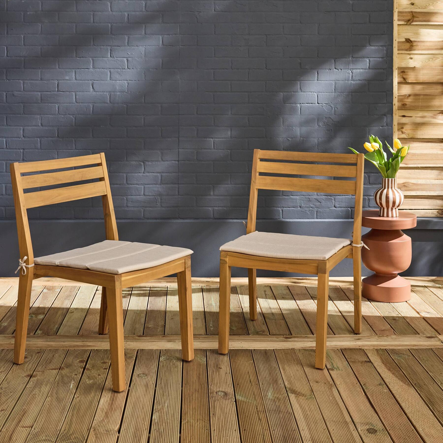 sweeek - Set van 2 acaciahouten tuinstoelen met kussen
