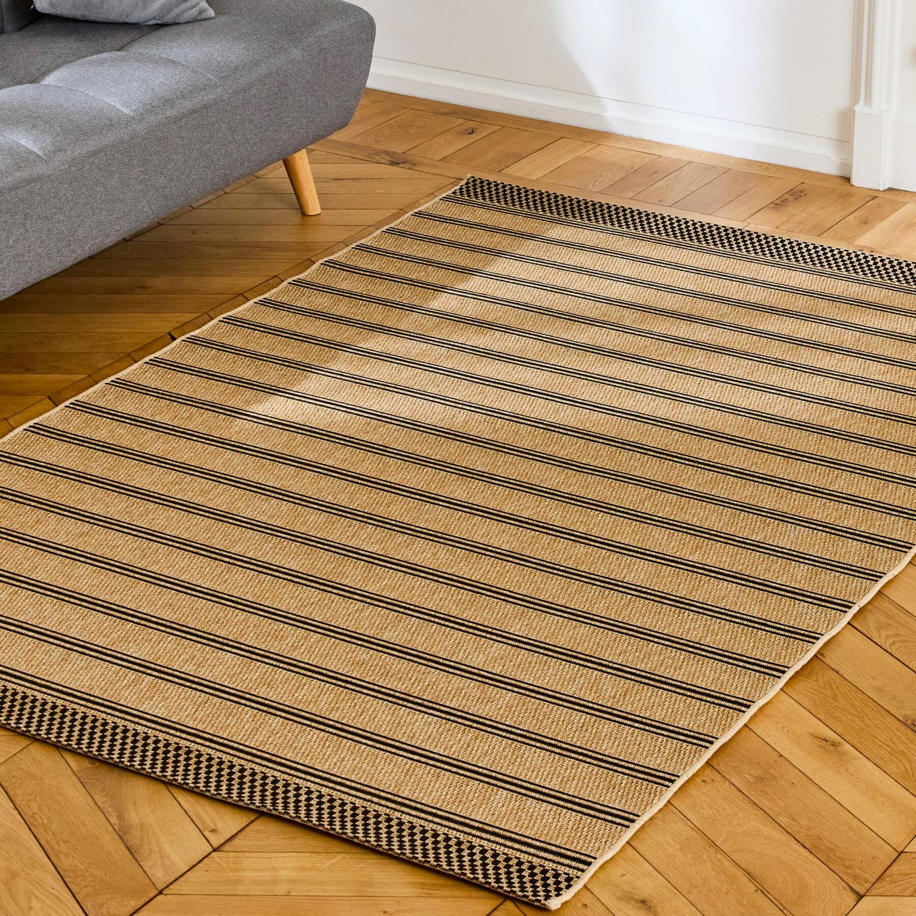 sweeek - Beige interieur|exterieur tapijt met zwarte strepen en