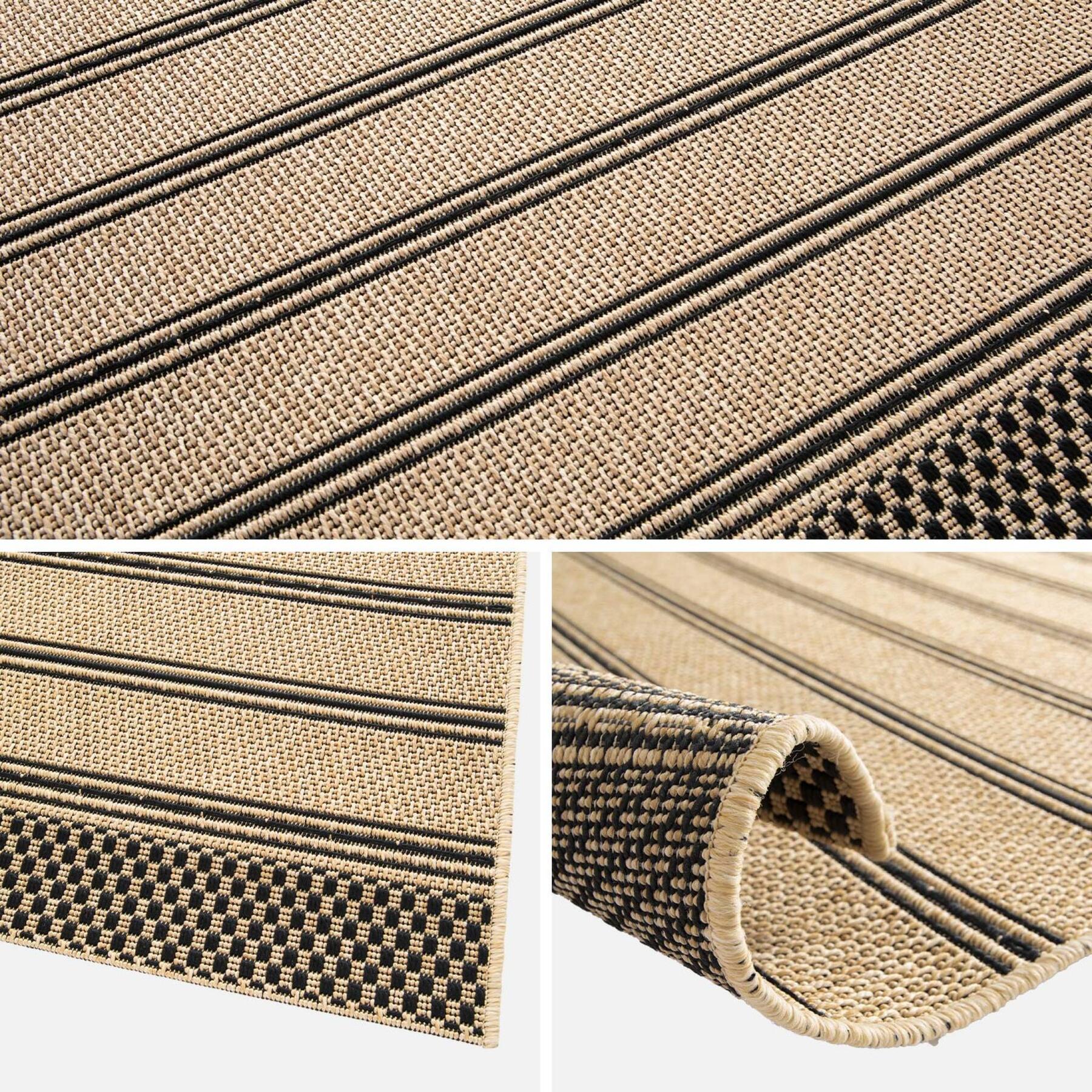 sweeek - Beige interieur|exterieur tapijt met zwarte strepen en