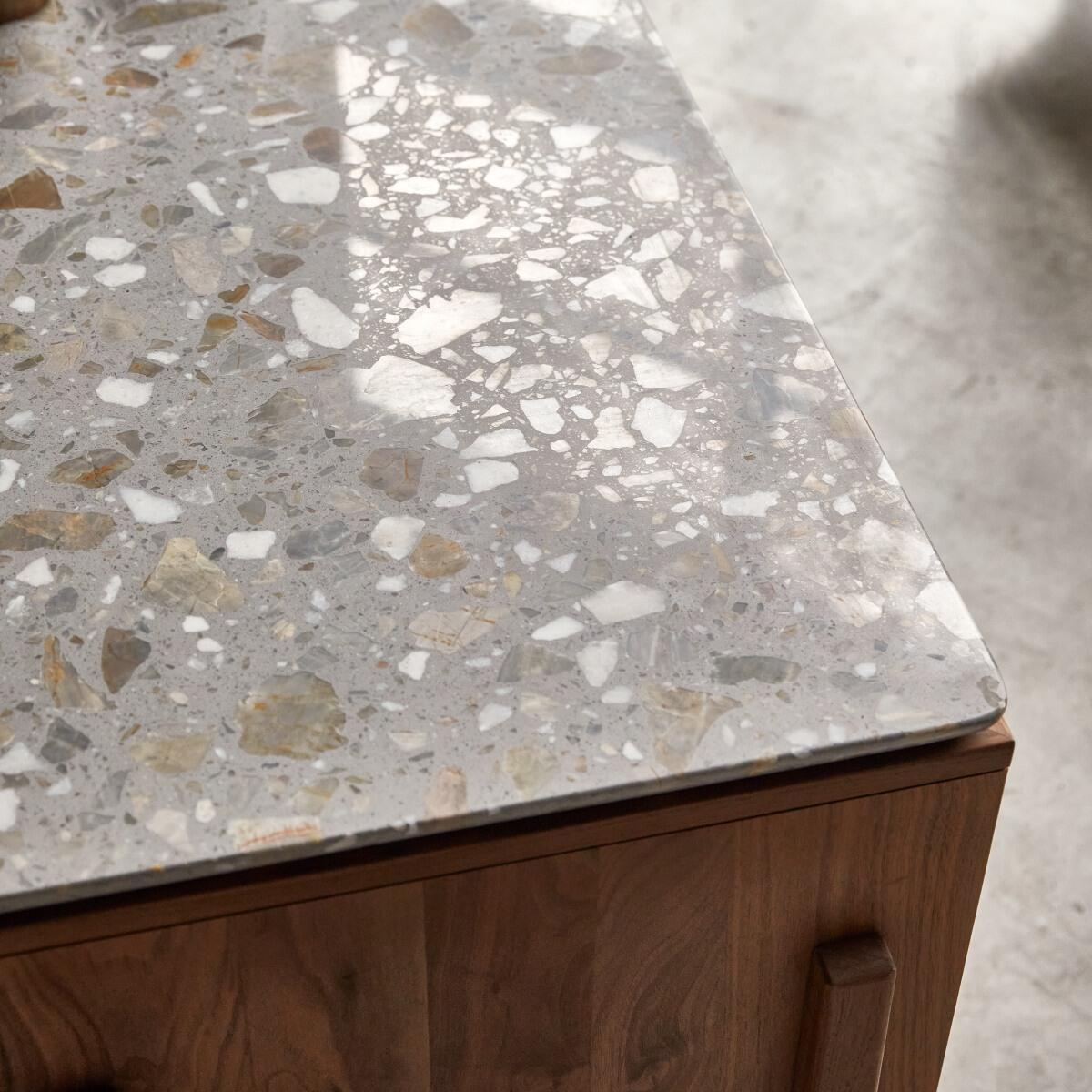 Tikamoon - Buffetkast van massief notenhout en premium terrazzo 140 cm
