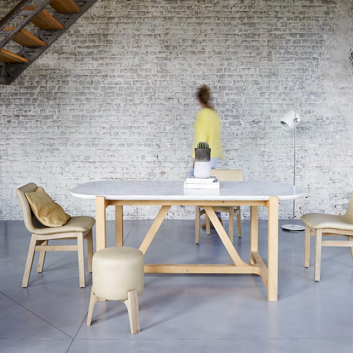 Tikamoon - Eettafel van massief eikenhout en marmer voor 6|8 personen.