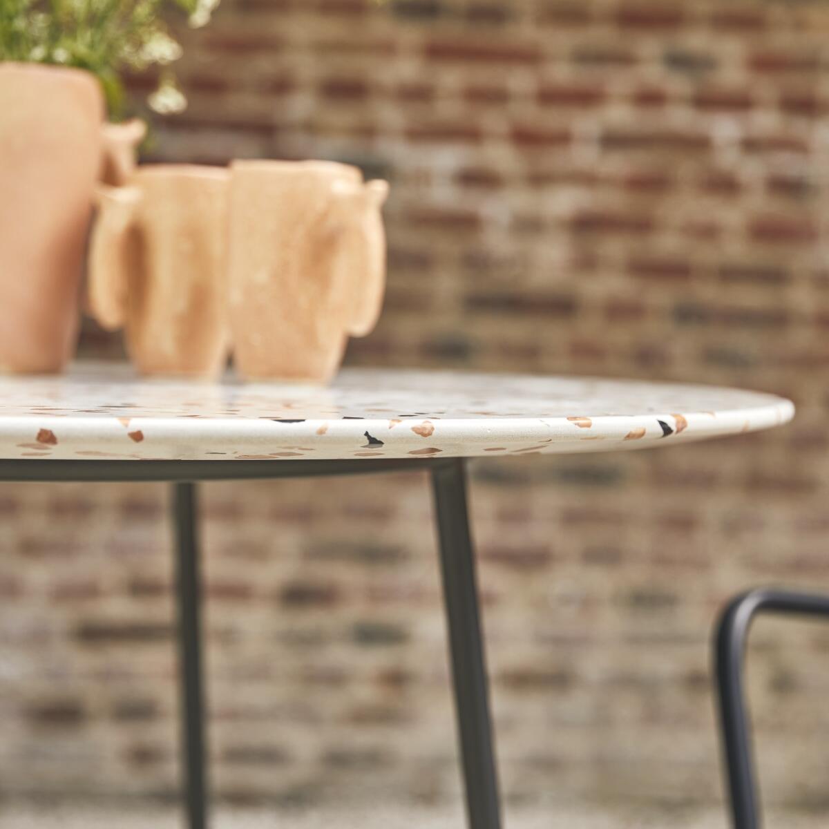 Tikamoon - Ronde tuintafel van premium terrazzo en metaal 90 brown