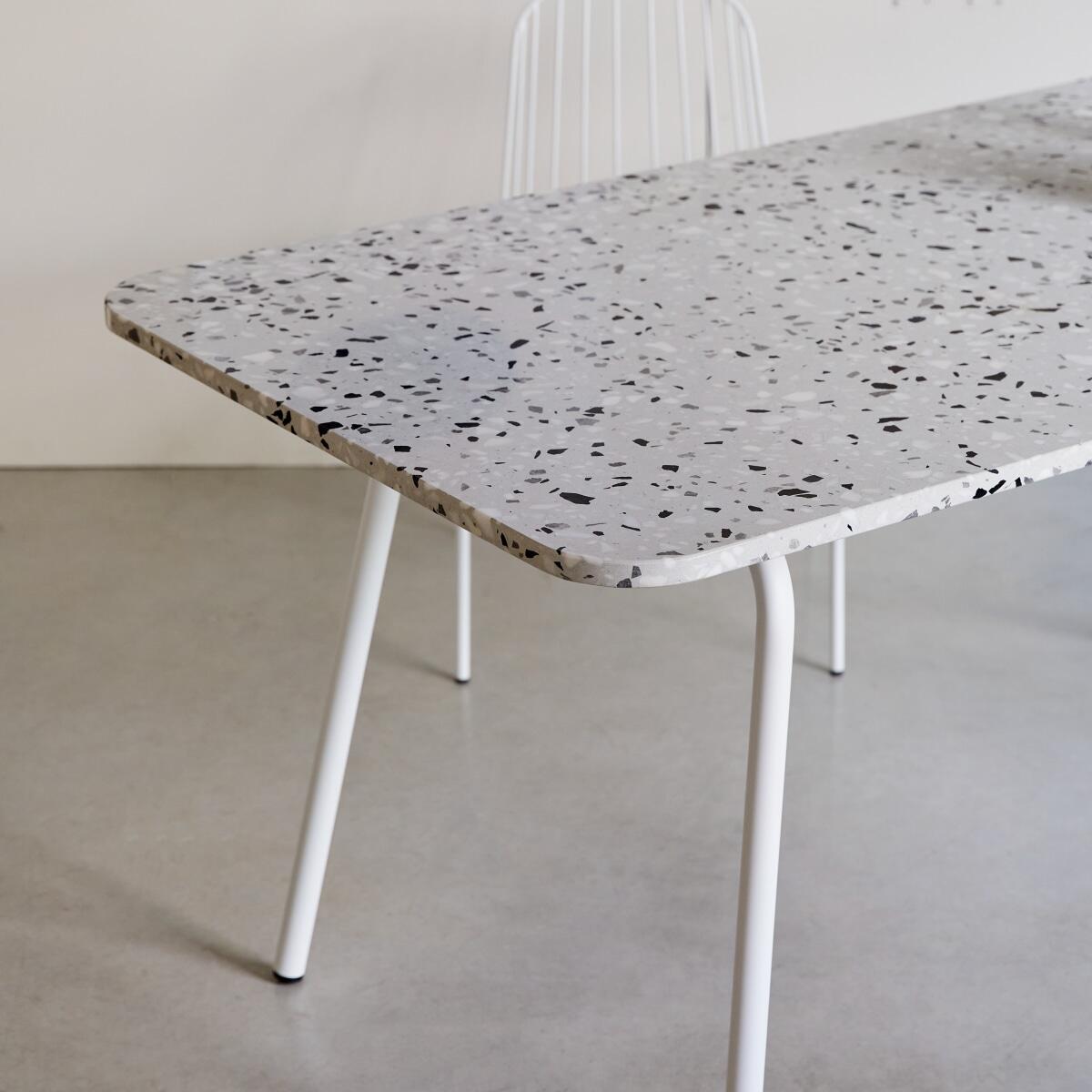 Tikamoon - Rechthoekige tafel van terrazzo en wit metaal 4|6 p.