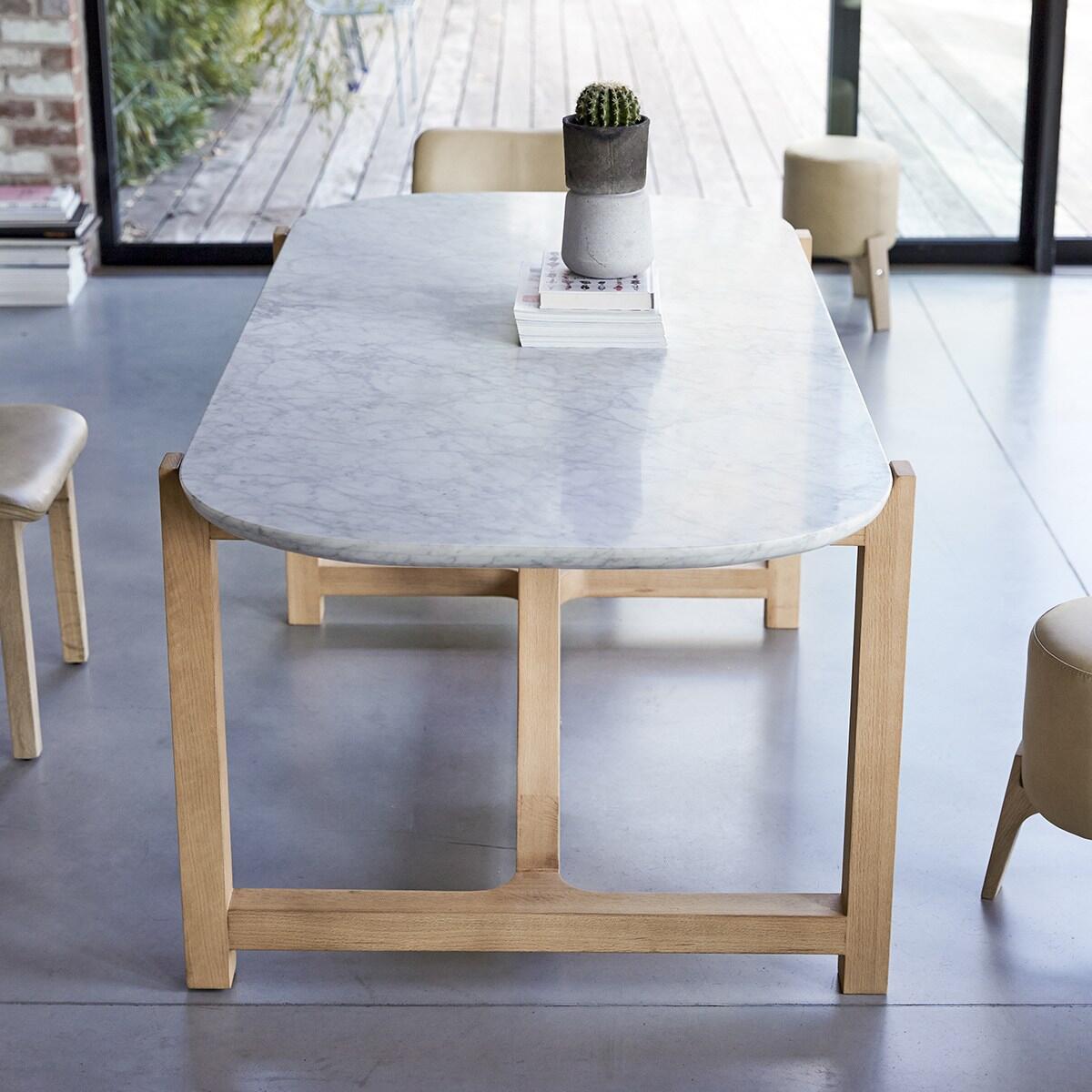 Tikamoon - Eettafel van massief eikenhout en marmer voor 6|8 personen.