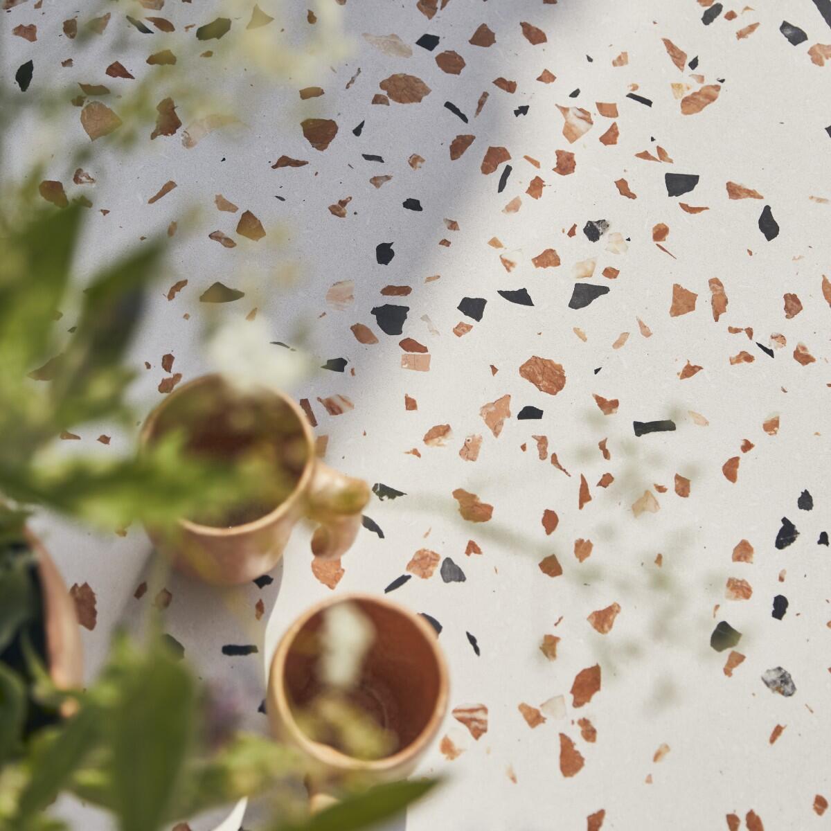 Tikamoon - Ronde tuintafel van premium terrazzo en metaal 90 brown