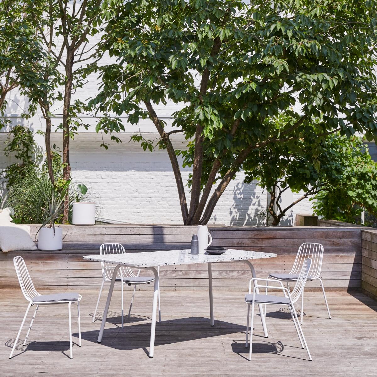 Tikamoon - Rechthoekige tuintafel van terrazzo en wit metaal 4|6 p.