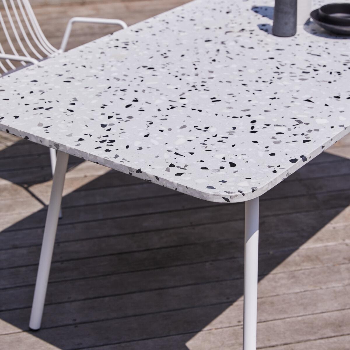 Tikamoon - Rechthoekige tuintafel van terrazzo en wit metaal 4|6 p.