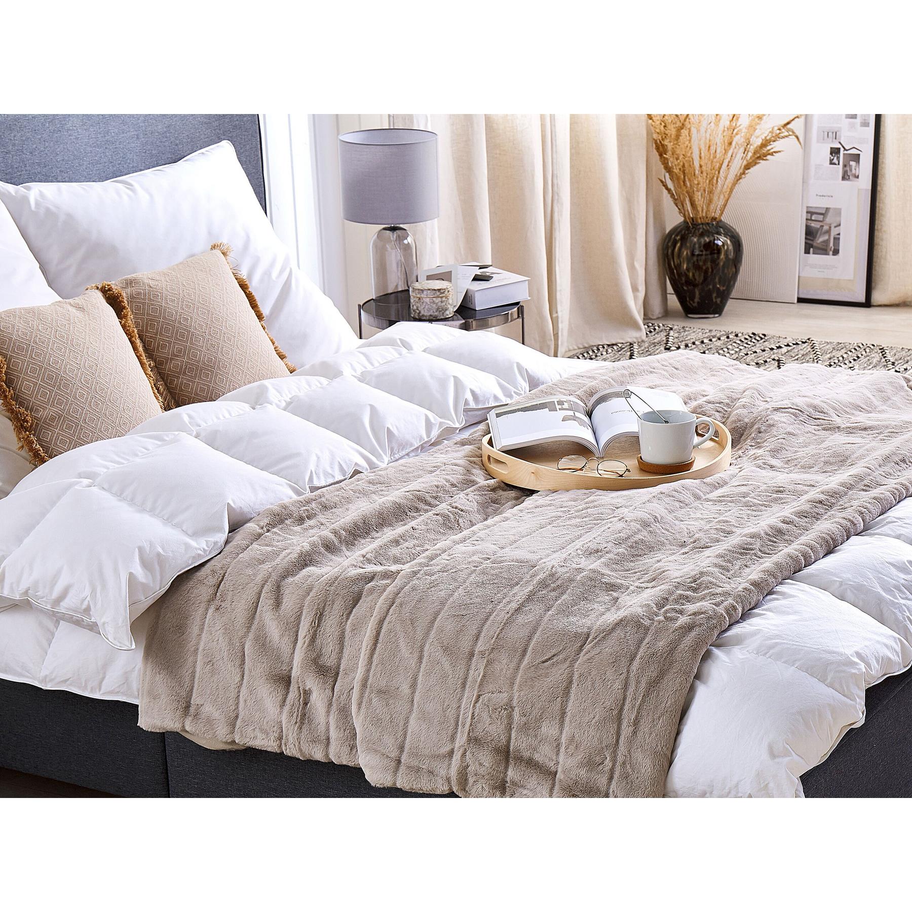 Beliani - LABYAR - Plaid - Beige - 180 x 220 cm - Polyester